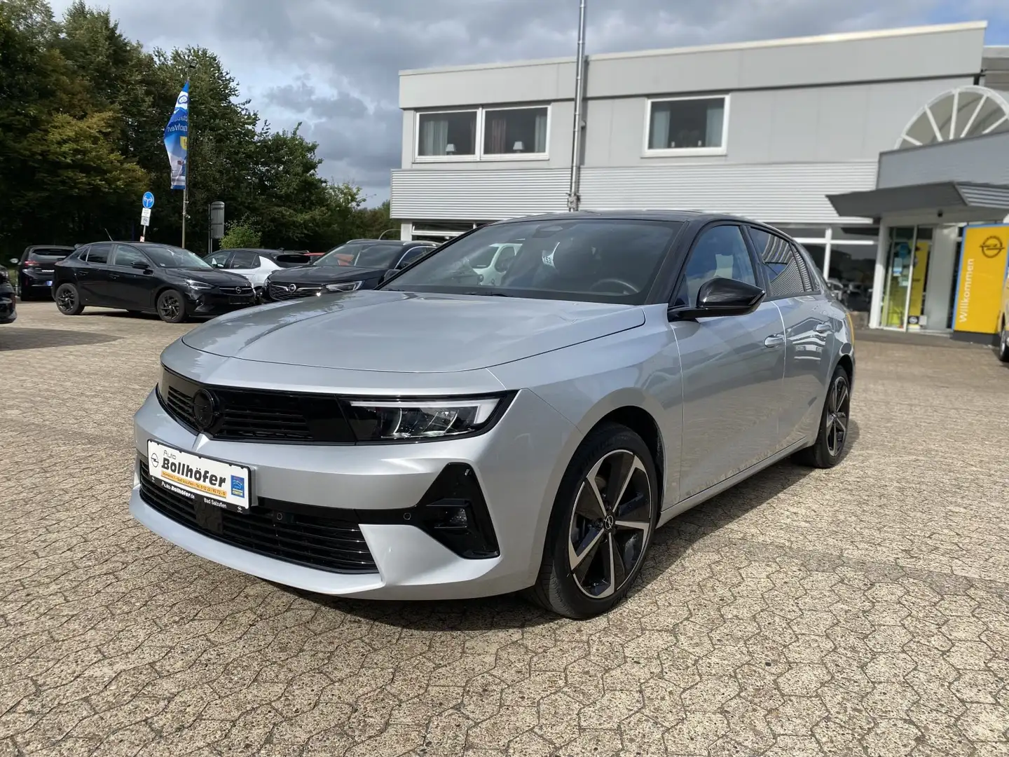 Opel Astra Astra GS NAVI/SHZ+LHZ/PDC vo+hi+360Cam Silber - 1