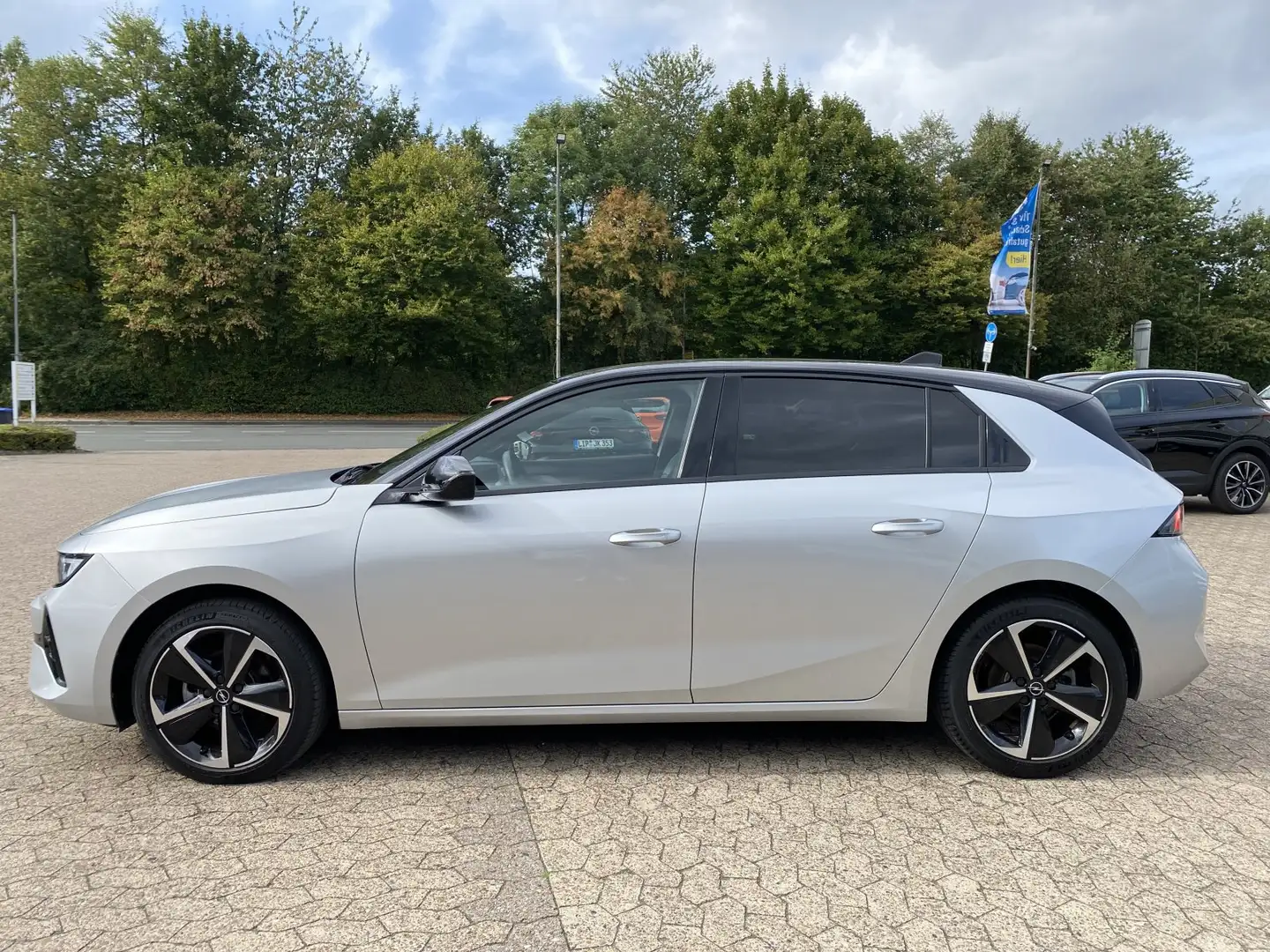 Opel Astra Astra GS NAVI/SHZ+LHZ/PDC vo+hi+360Cam Silber - 2