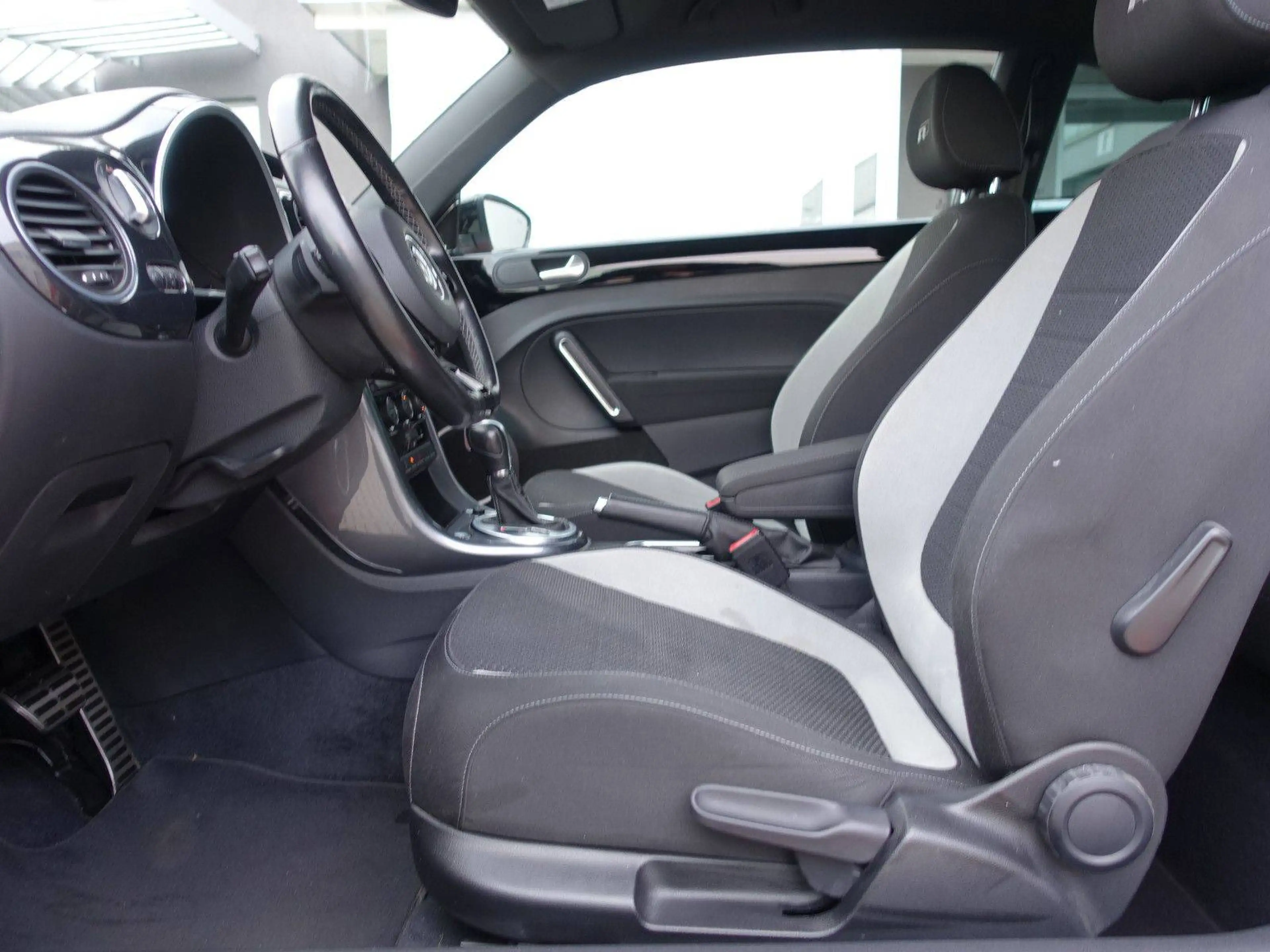 Volkswagen Beetle Beetle 2,0 TSI DSG/20"/R-Line — photo 10