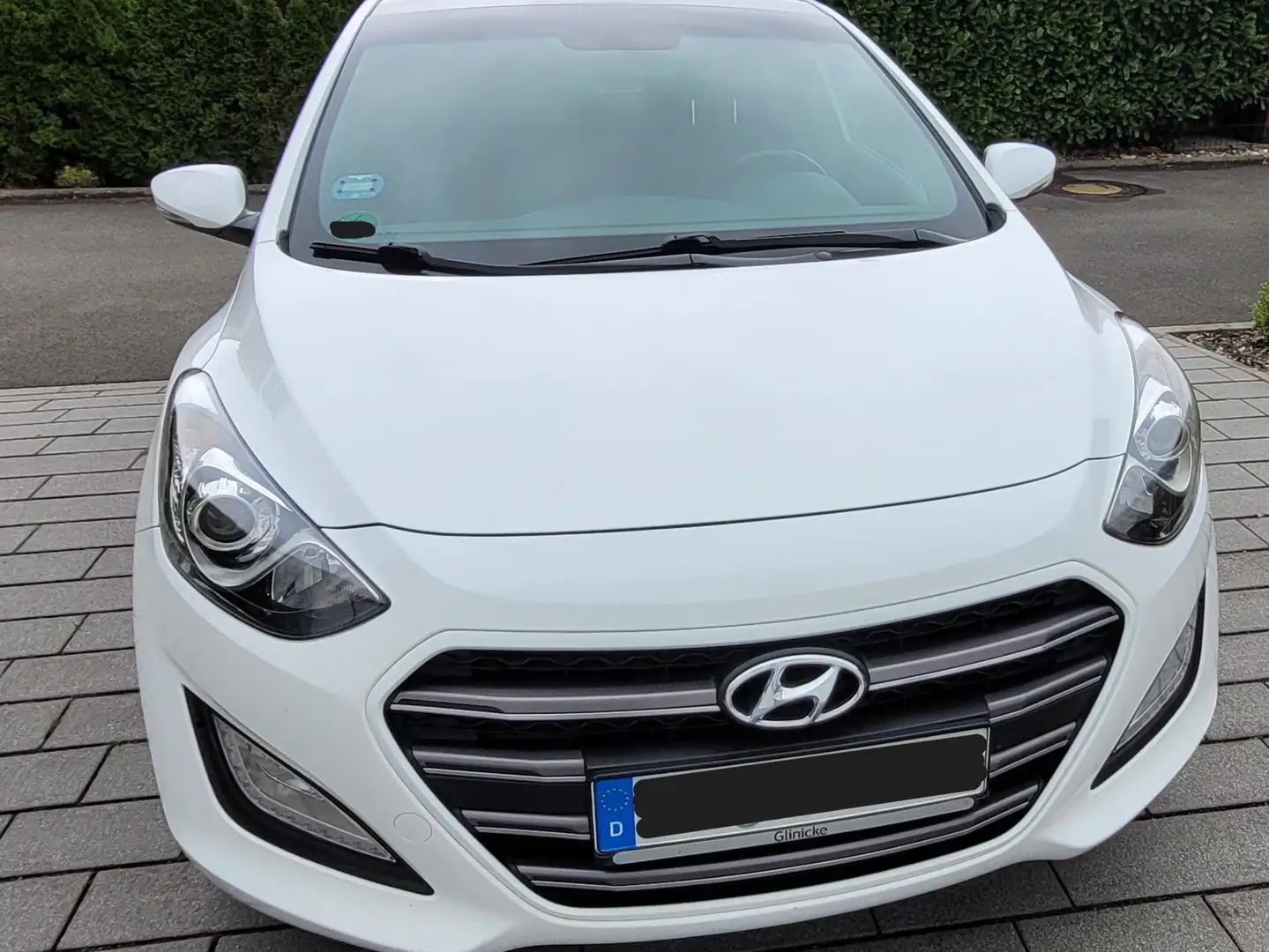 Hyundai i30 i30 blue 1.6 Passion Plus mit Panoramadach Weiß - 1