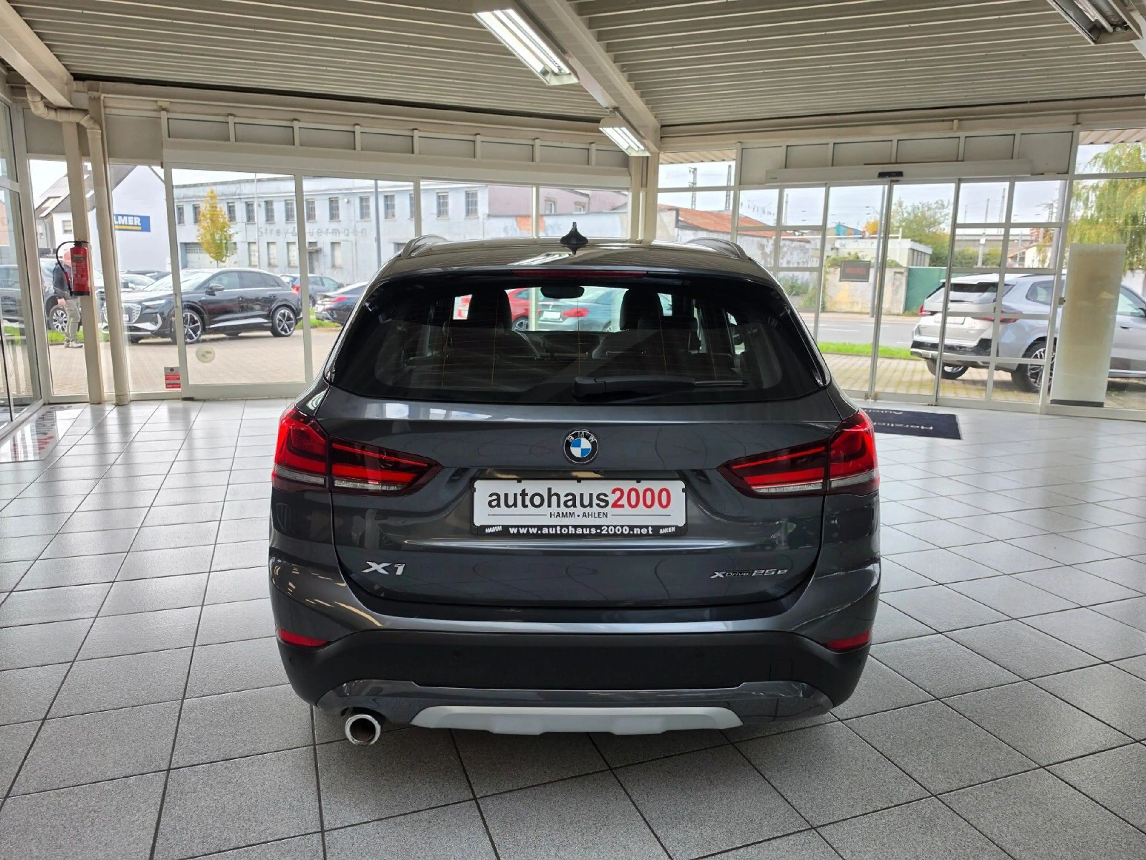 BMW X1 xDrive 25e LED/SHZ/AHK/CAM/PDC — photo 8