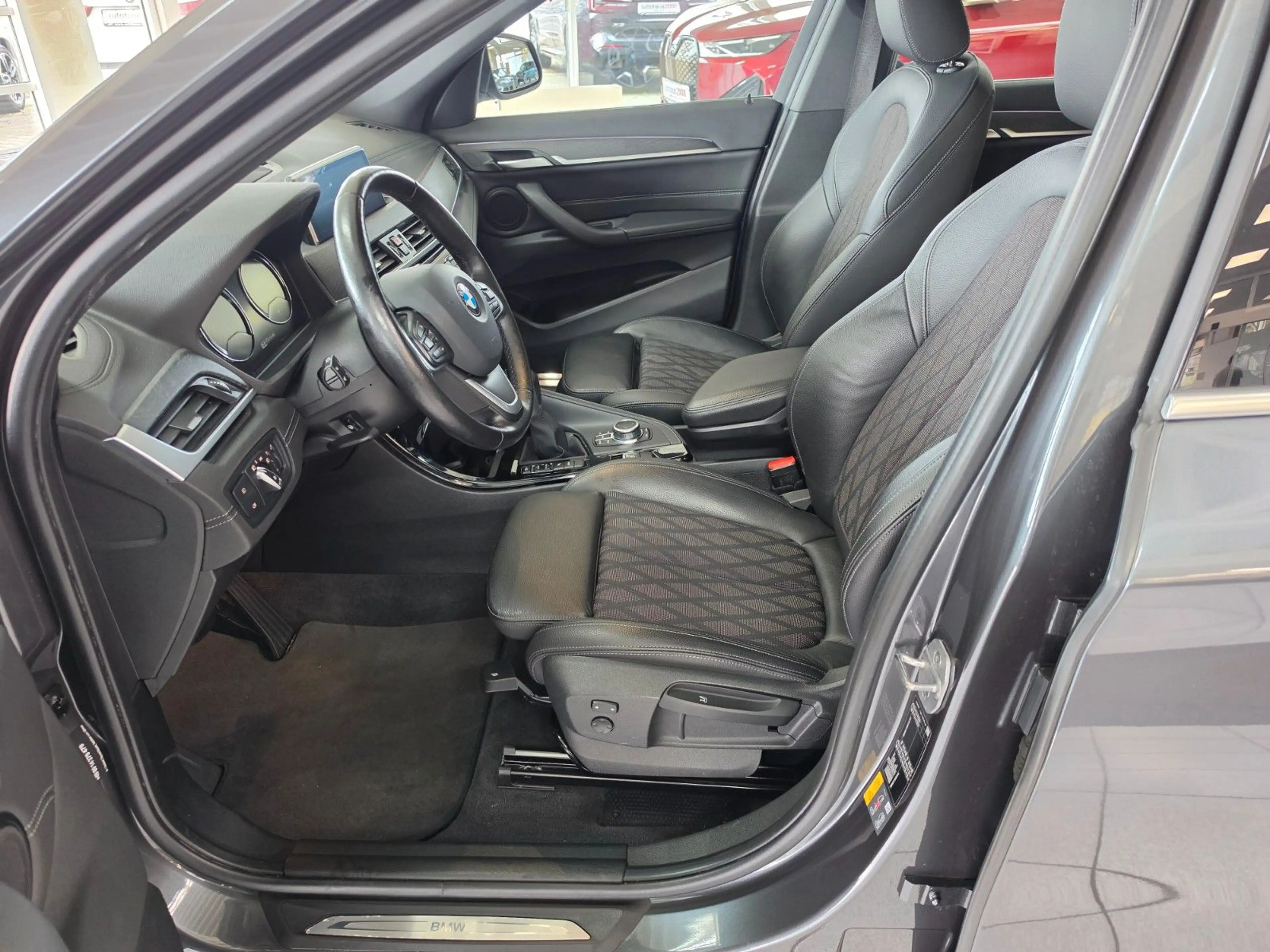 BMW X1 xDrive 25e LED/SHZ/AHK/CAM/PDC — photo 9