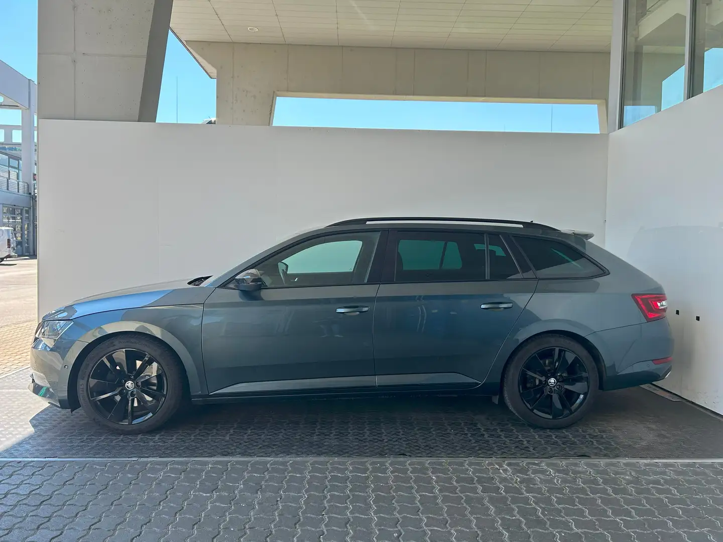 Skoda Superb Superb Kombi 2,0 TDI Sportline DSG Sportline Grau - 2