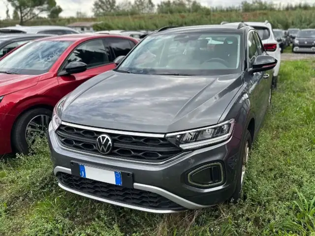 Volkswagen T-Roc view 3