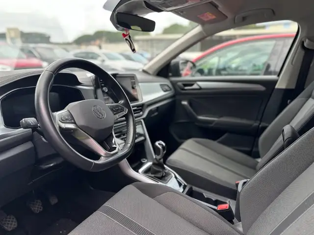 Volkswagen T-Roc view 9