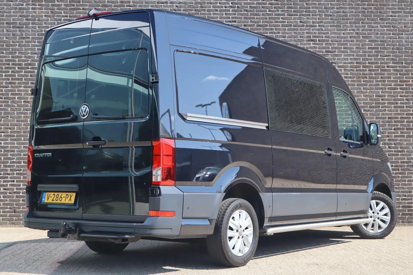 Volkswagen Crafter 35 2.0 TDI 177pk AUT L3H3 Highline | 2x Schuifdeur Zwart - 2