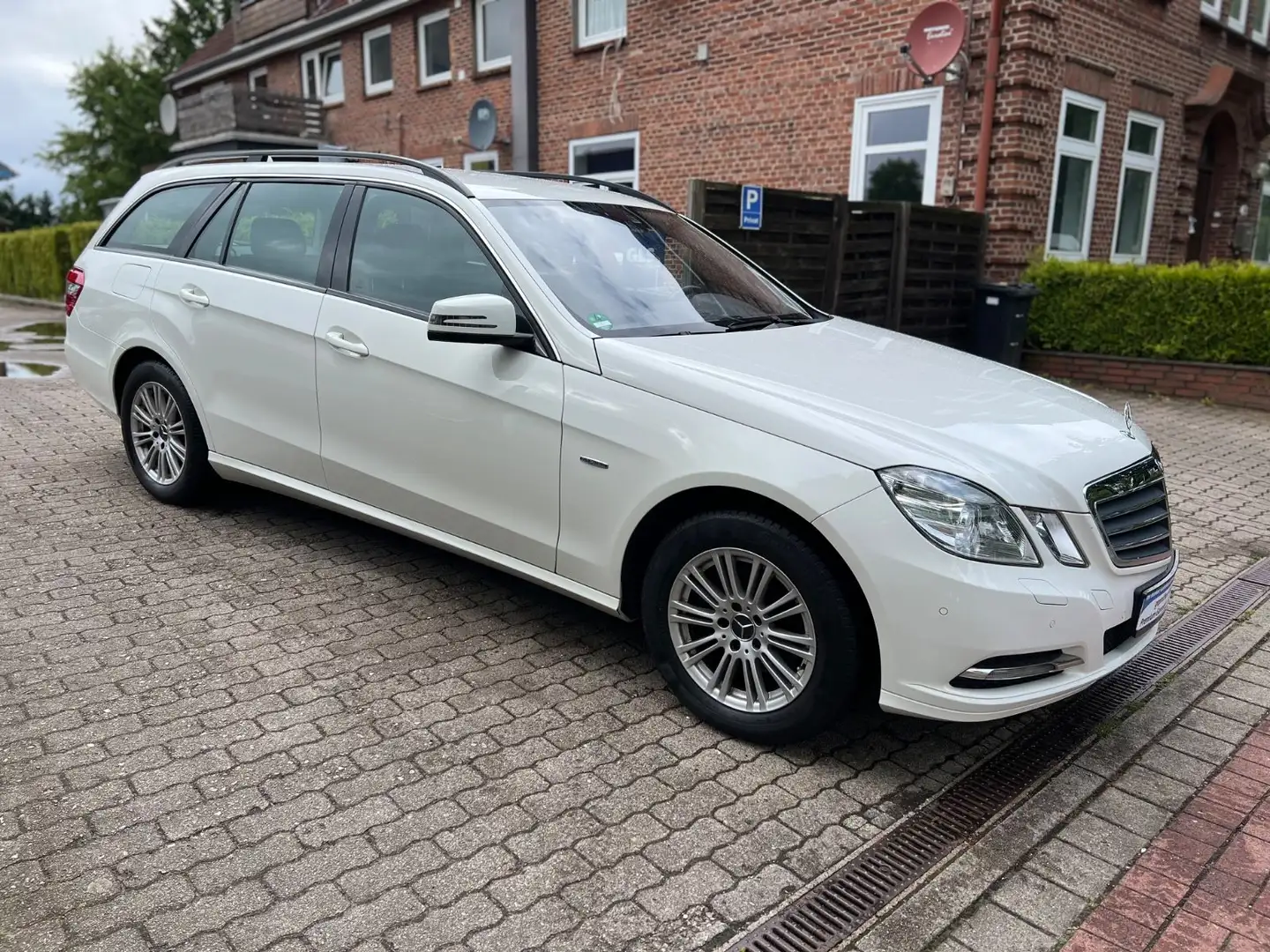 Mercedes-Benz E 200 T-Modell 200  +AHK+Navi+R-Kamera+ Bianco - 1