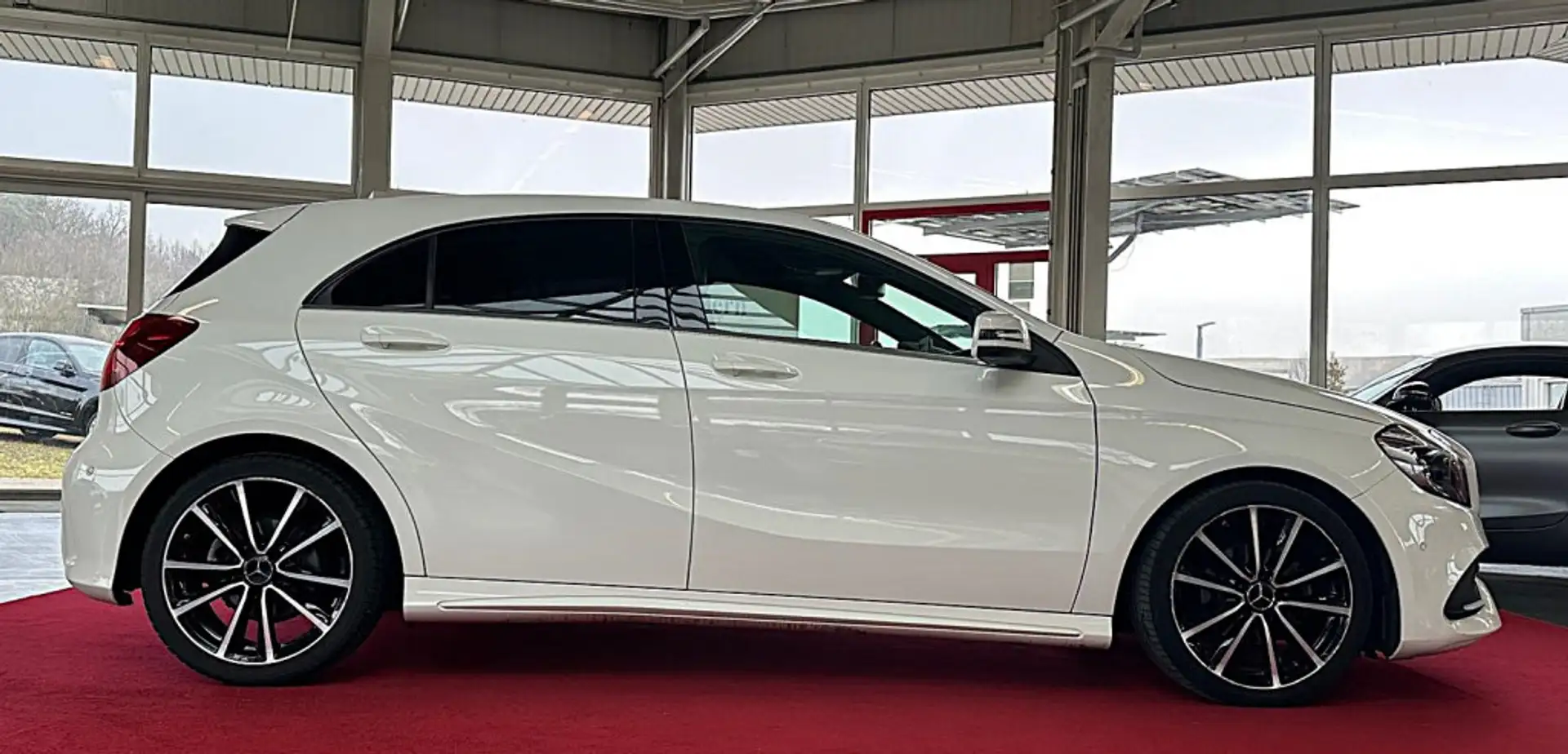 Mercedes-Benz A 180 CDI   AMG Line  LED NAVI RFK LEDER Weiß - 2