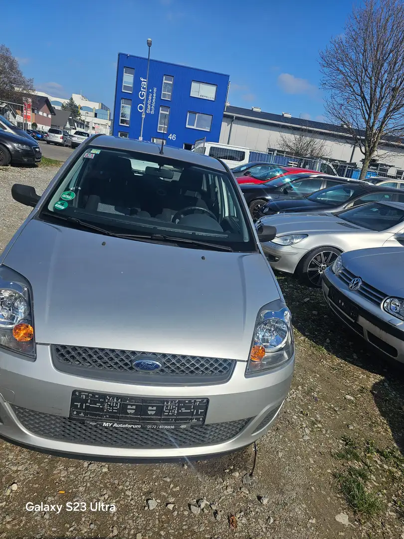 Ford Fiesta 1.3 Connection Silber - 2