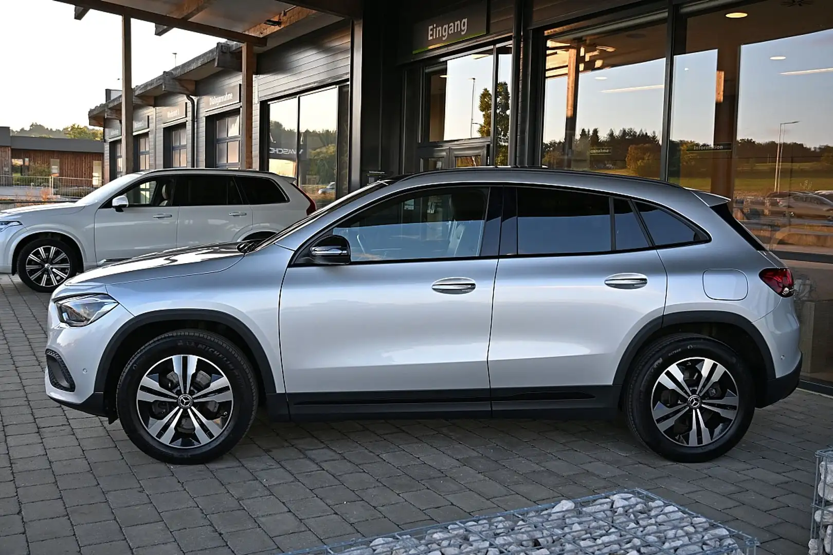 Mercedes-Benz GLA 250 4MATIC Aut. Panorama, MultibeamLED, HeadUp, Spo... Silber - 2