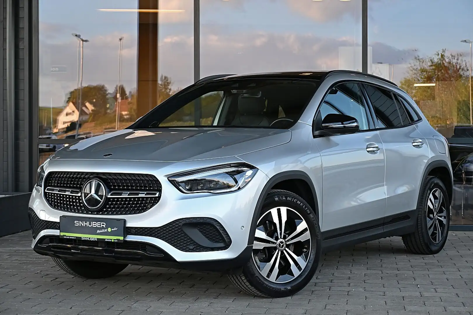 Mercedes-Benz GLA 250 4MATIC Aut. Panorama, MultibeamLED, HeadUp, Spo... Silber - 1