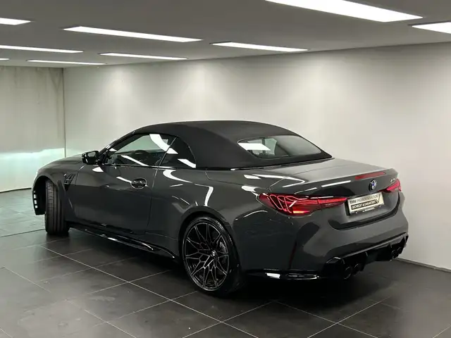 BMW M4 view 3