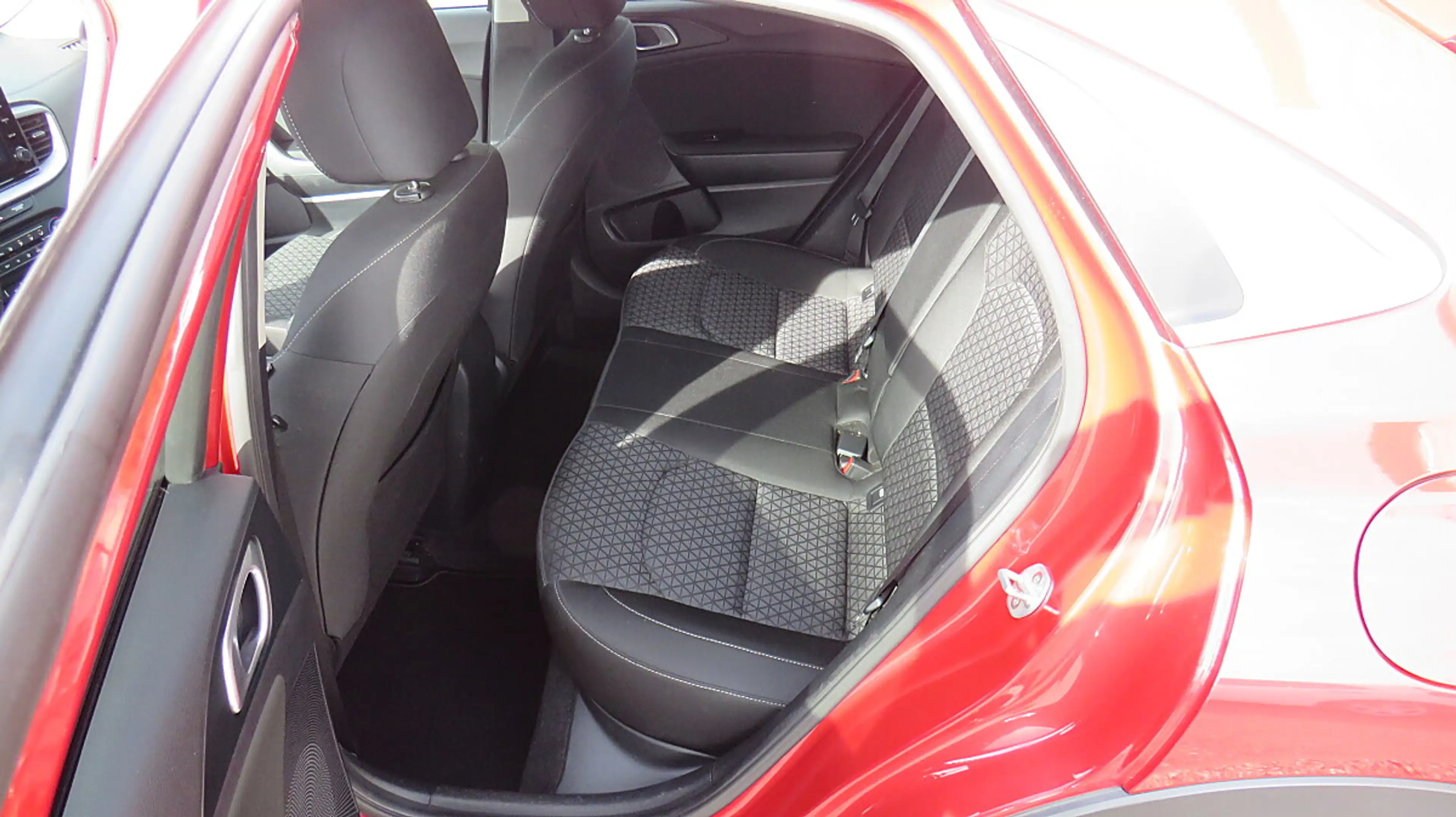 Kia XCeed Xceed 1,6 CRDI SCR Silber DCT Aut. — photo 14