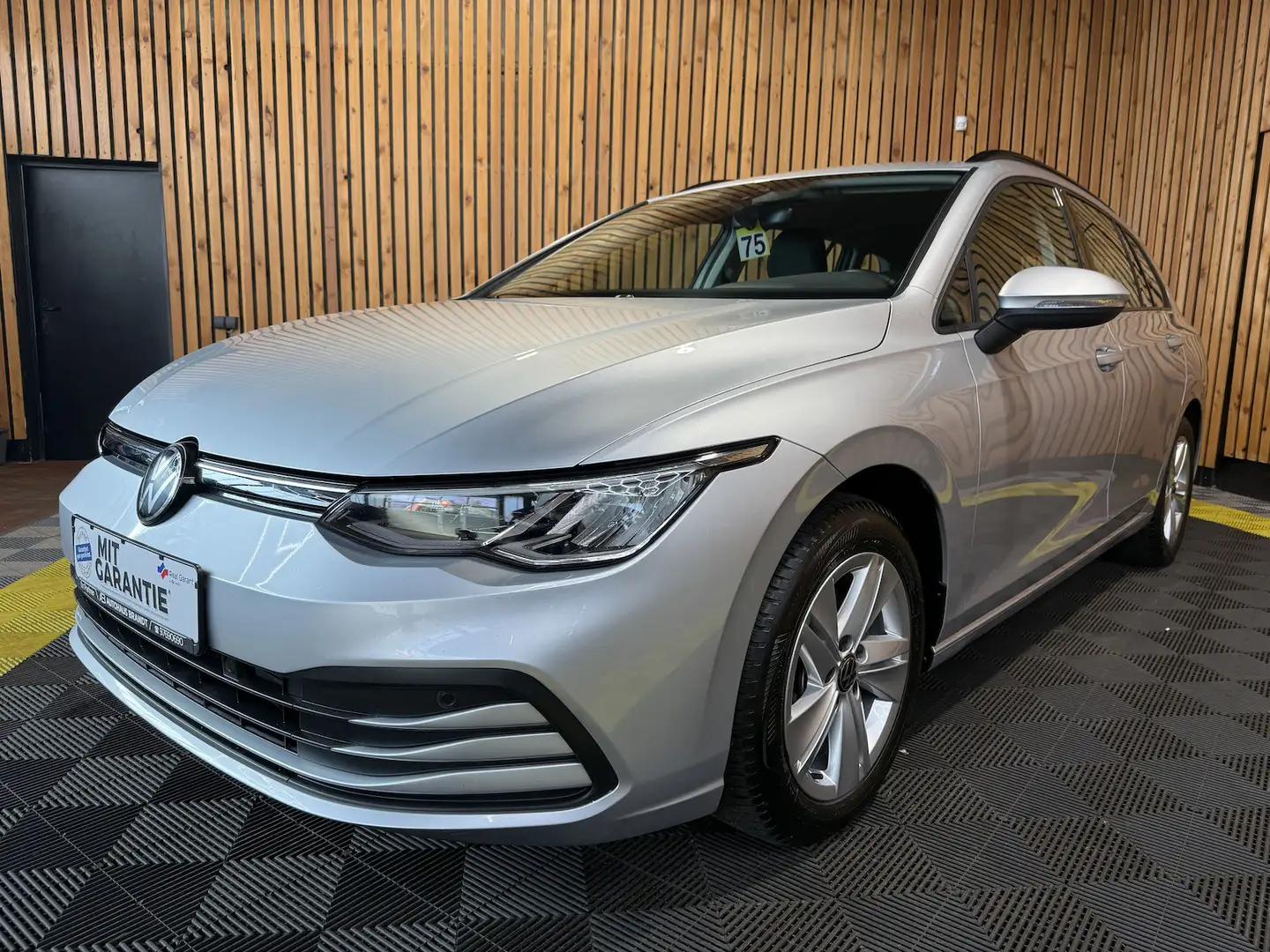 Volkswagen Golf Variant 1,5 eTSI DSG Life Navi*Virt*AHK*LED Silber - 1