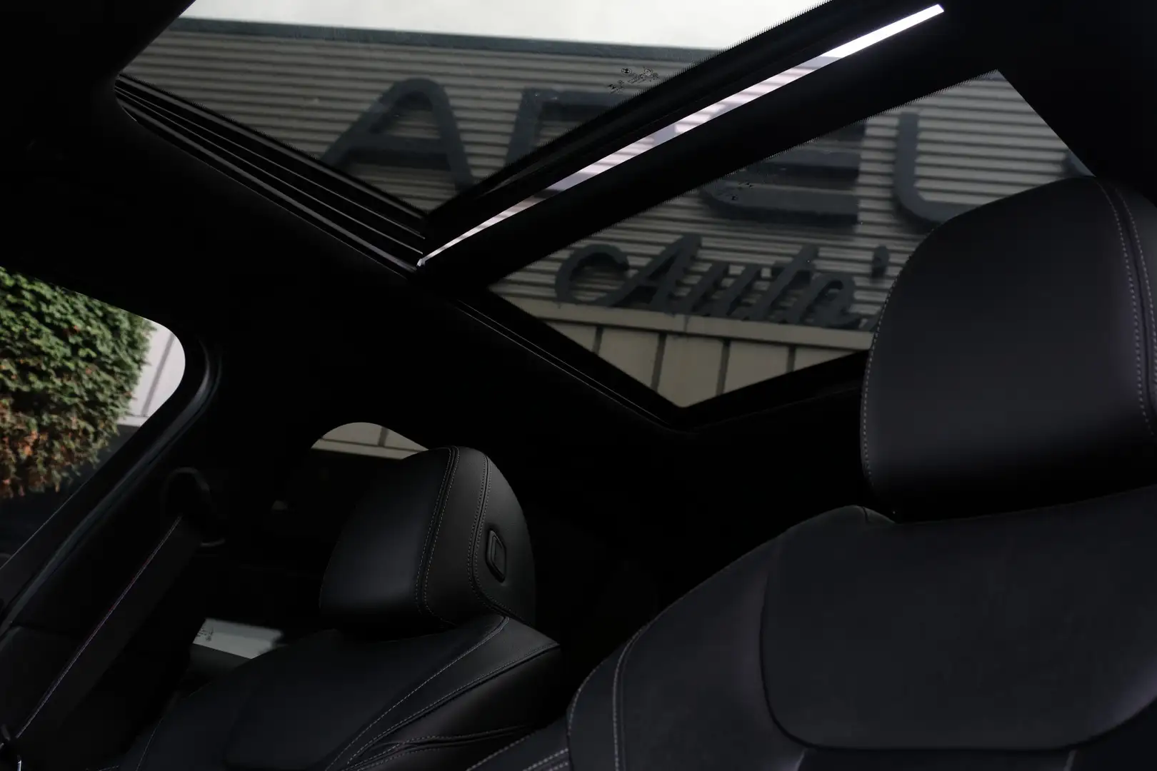 BMW 330 3-serie Touring 330e M Sport Shadow HUD LASERLED P Zwart - 2