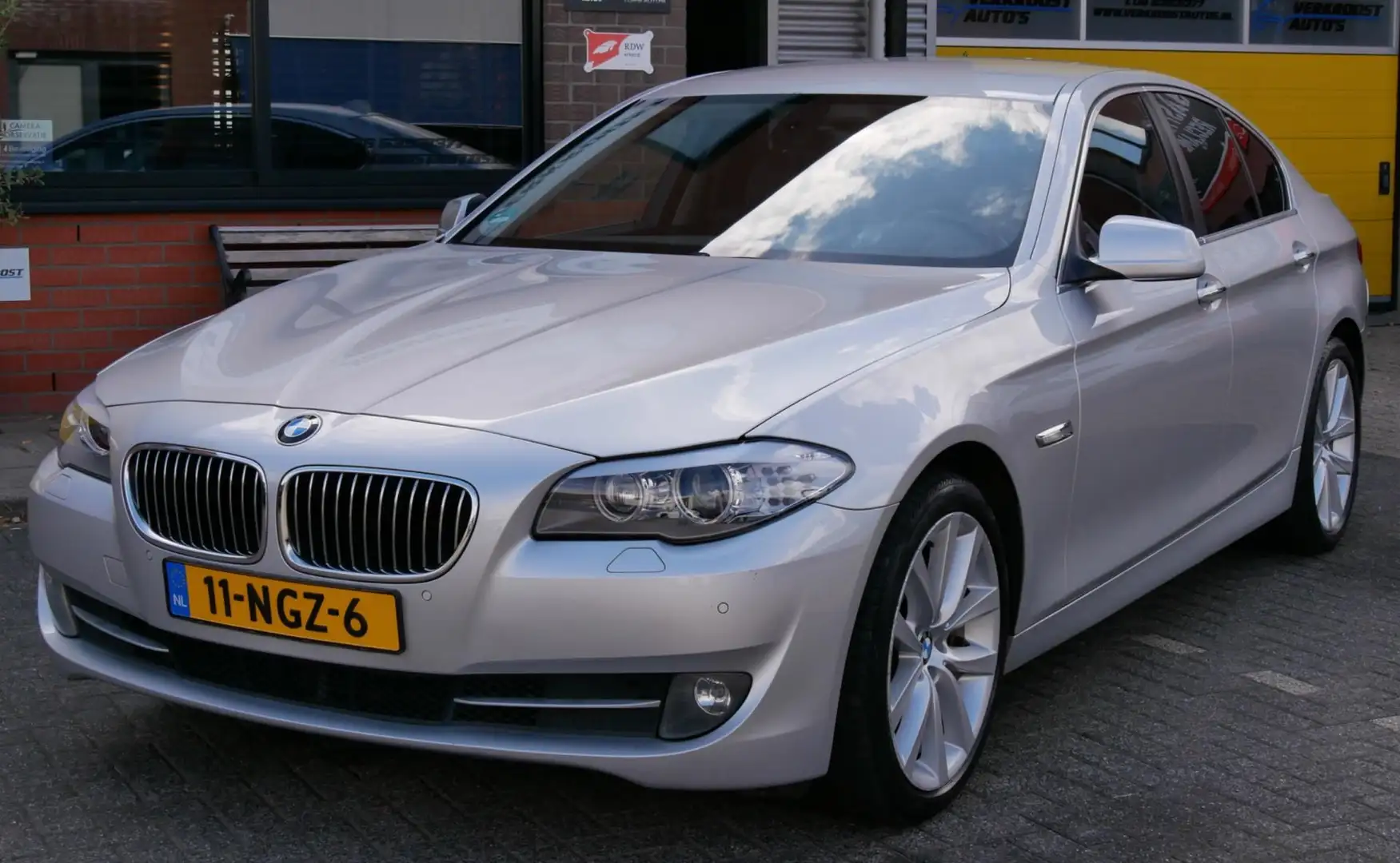 BMW 528 5-serie 528i High Executive soft close. memory. HU Grijs - 2