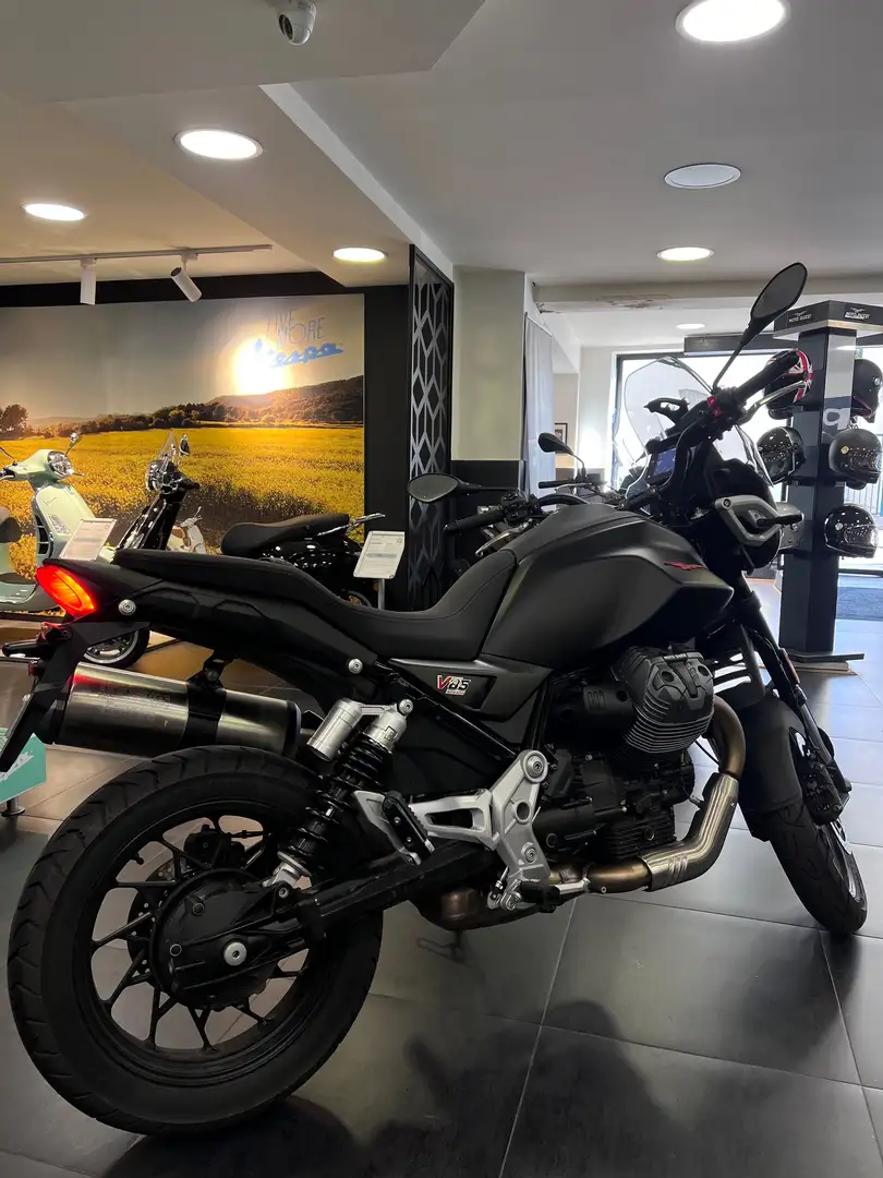 Moto Guzzi V 85 TT Negro - 2