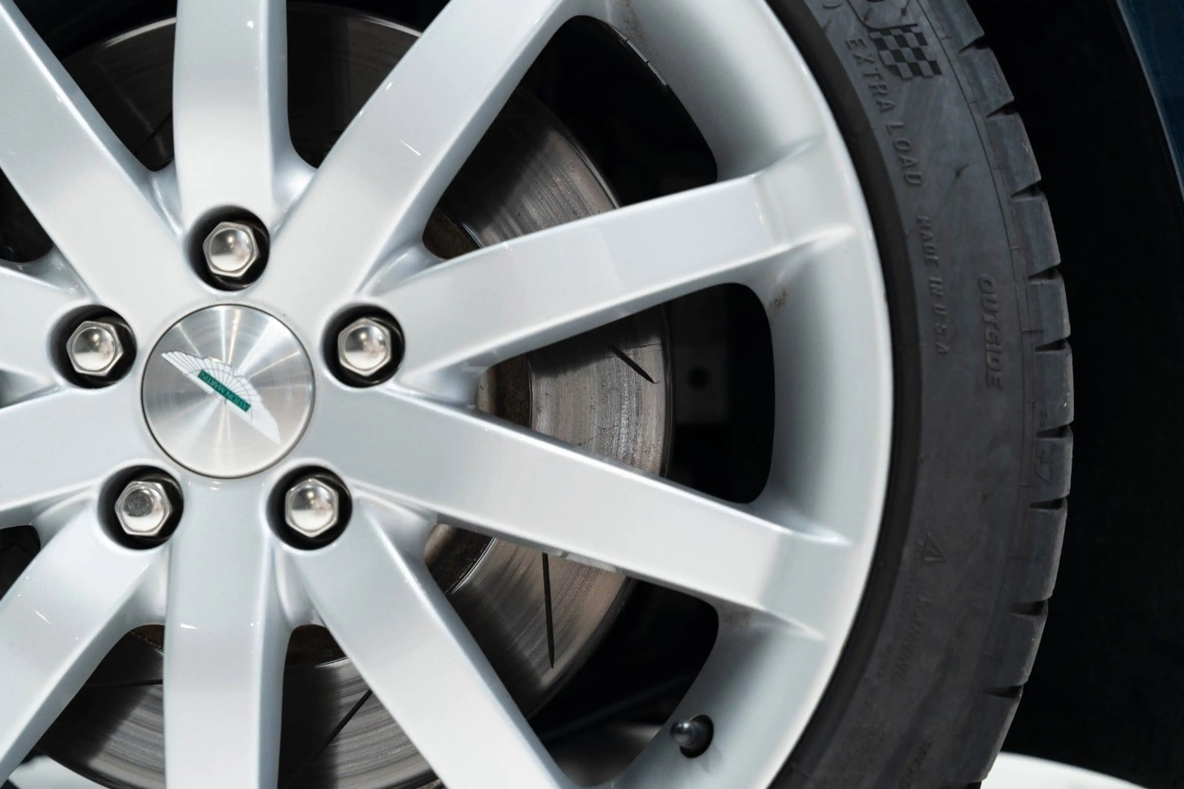 Aston Martin DB9 — photo 14