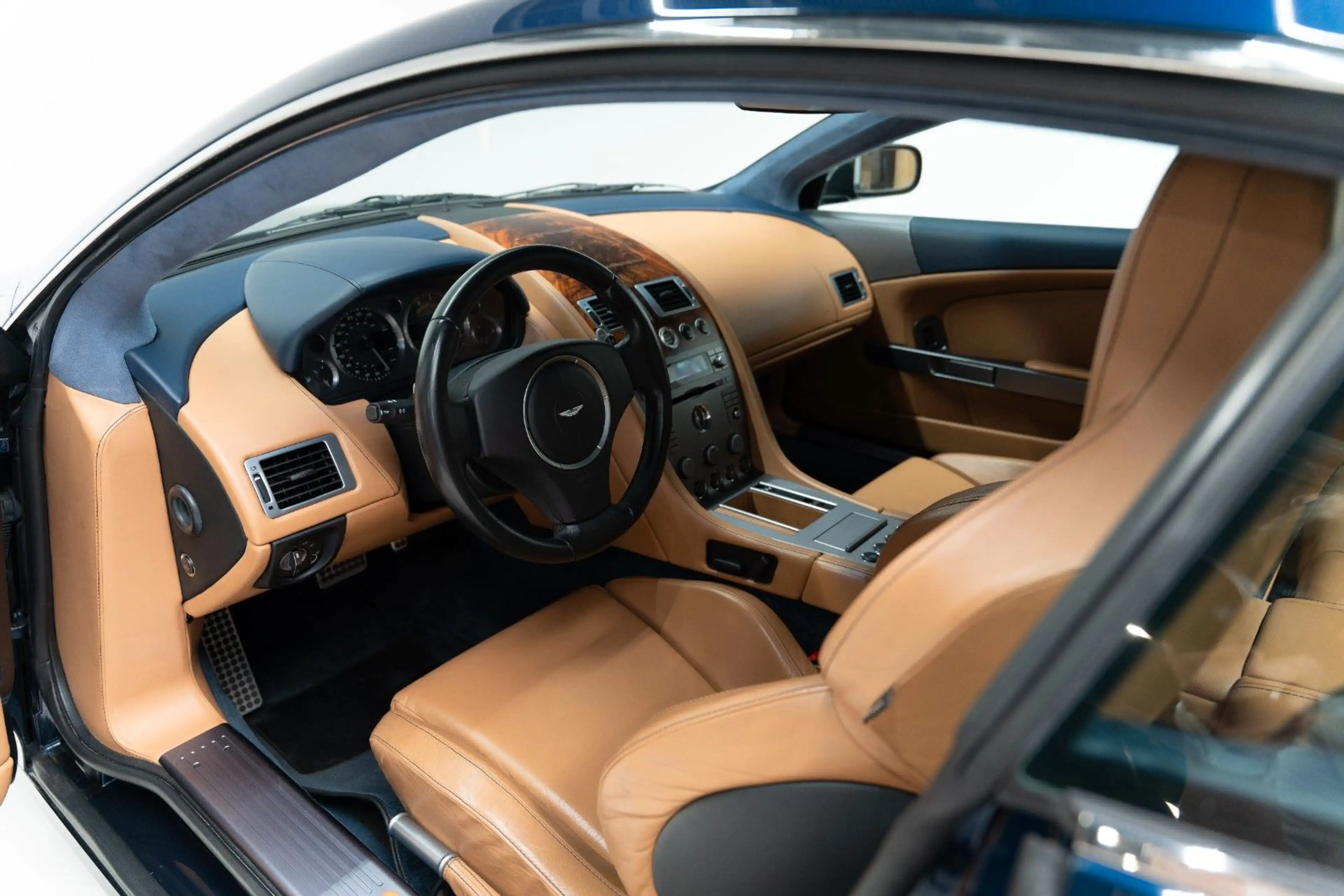 Aston Martin DB9 — photo 15