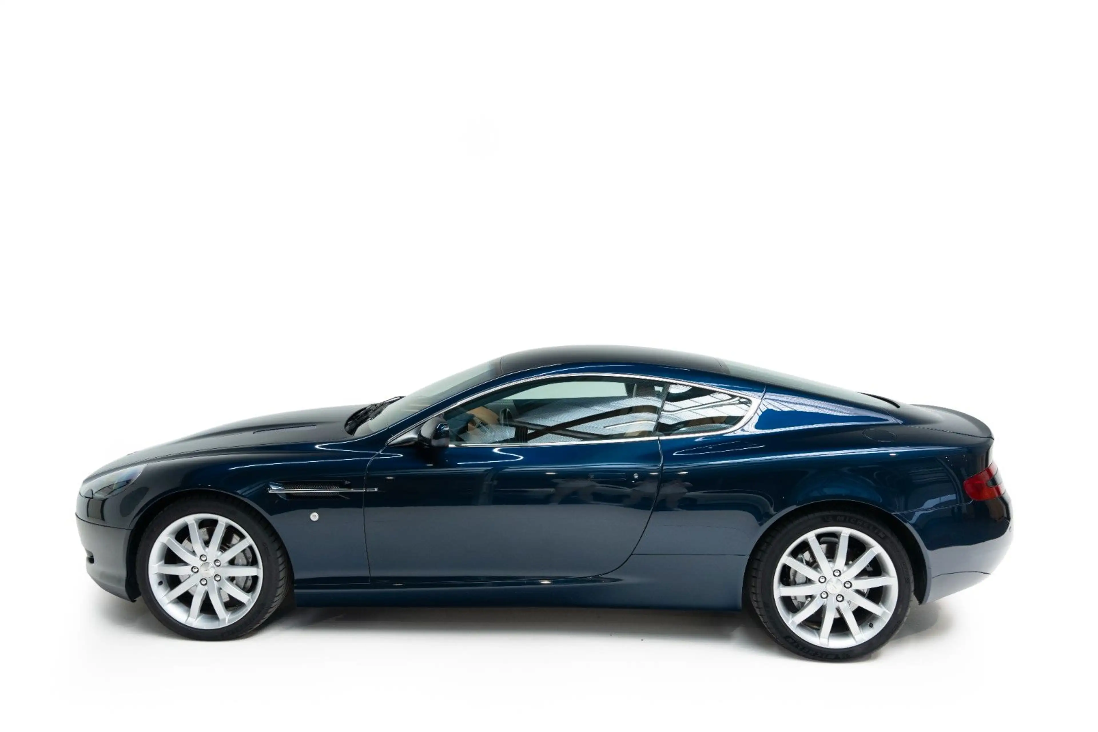 Aston Martin DB9 — photo 2