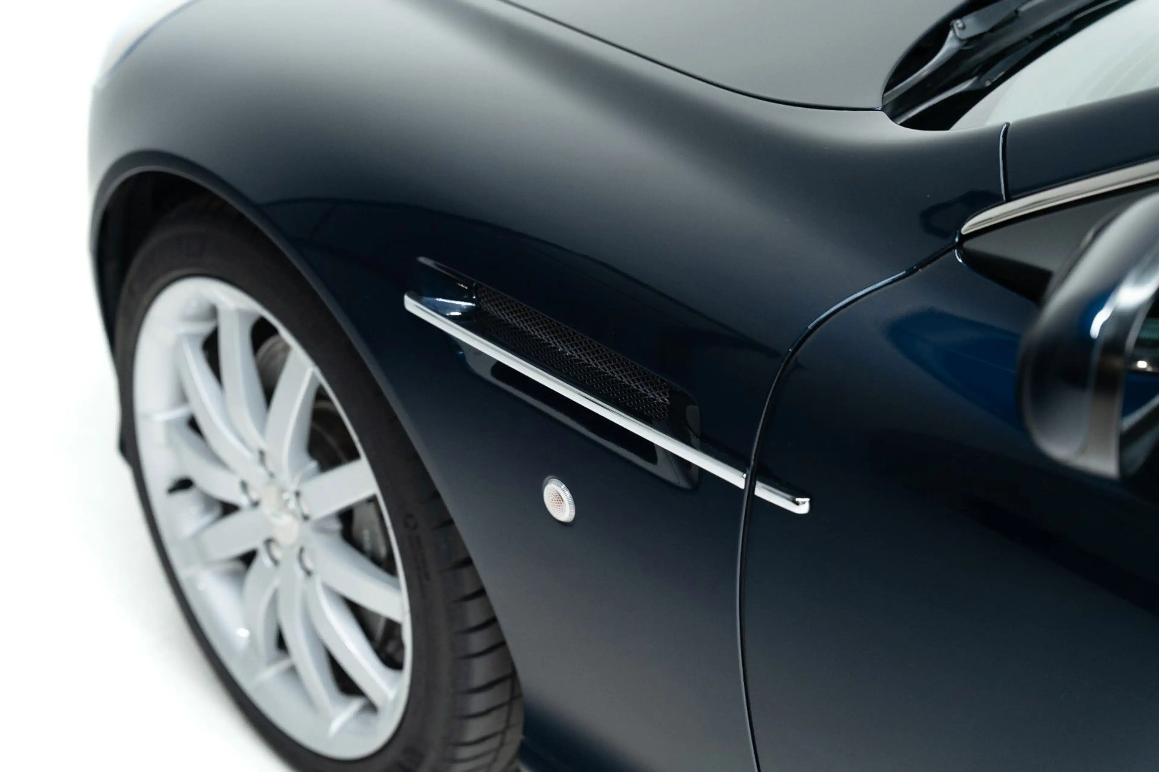 Aston Martin DB9 — photo 13