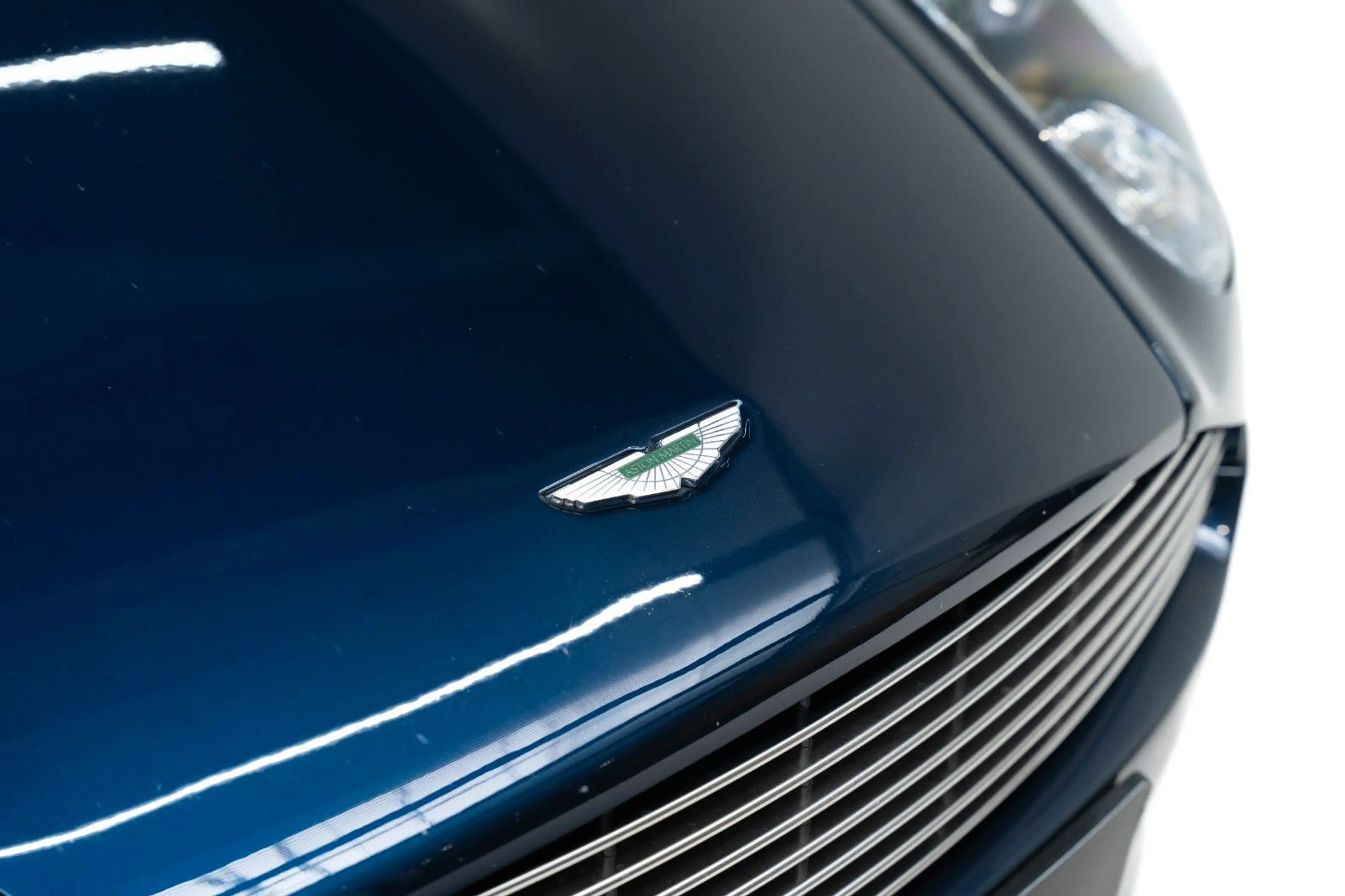 Aston Martin DB9 — photo 9