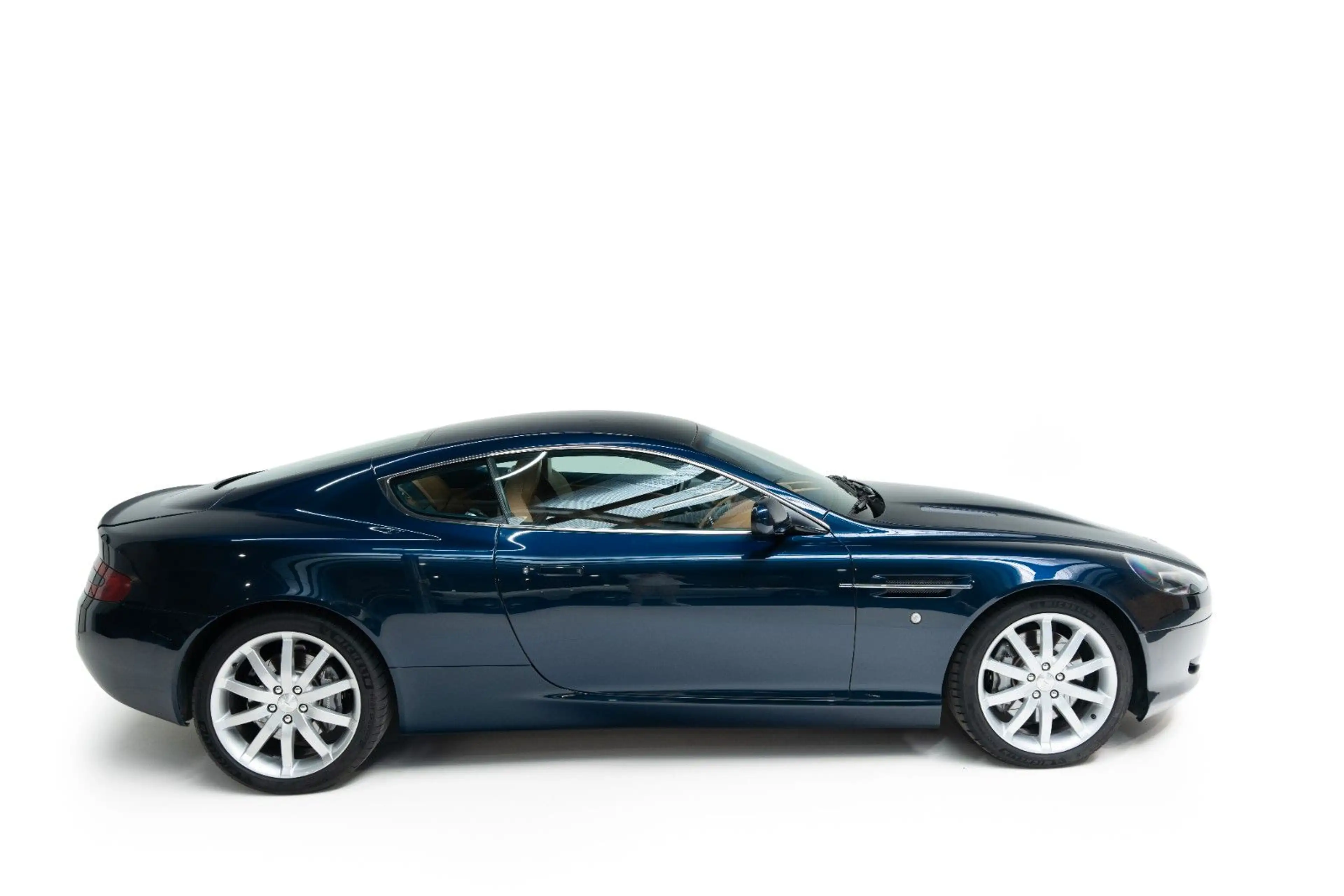 Aston Martin DB9 — photo 6