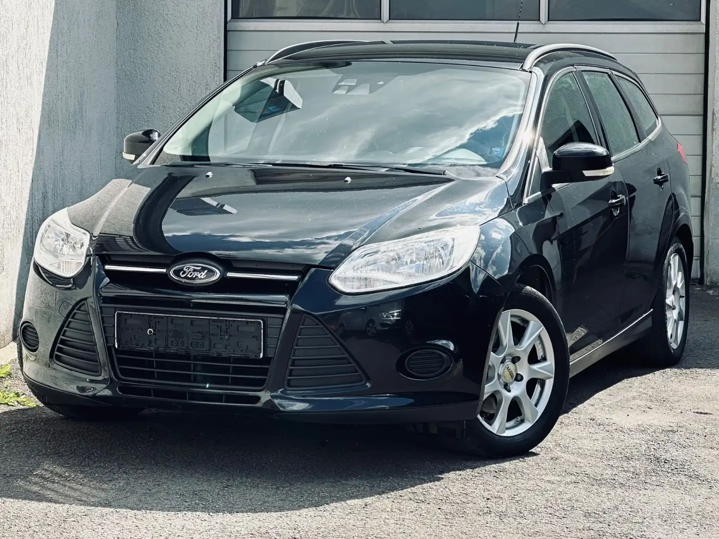 Ford Focus Turnier 1.6 TDCI*SHZ*KLIMA*PDC*AHK*ALU*EU5 Schwarz - 1