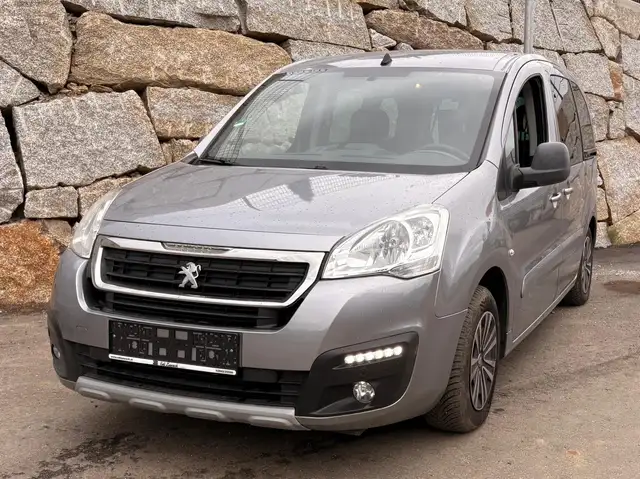 Peugeot Partner Peugeot Partner Rollstuhlumbau | Handbedienung
