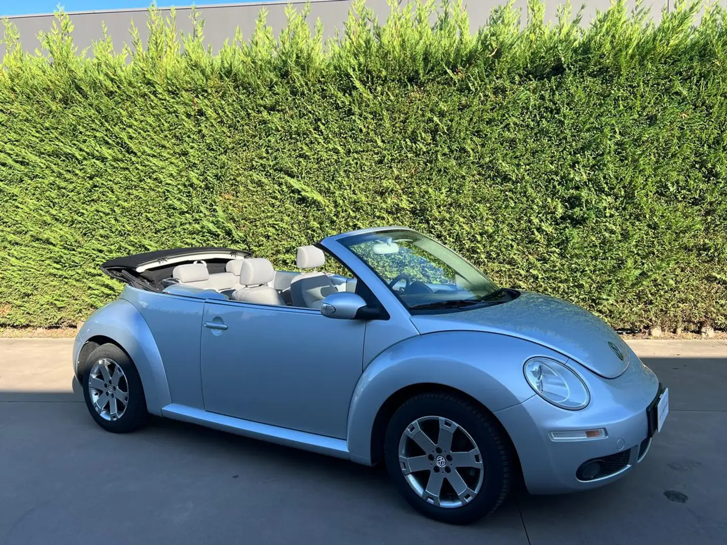 Volkswagen New Beetle 1.6 Cabrio Silber - 1