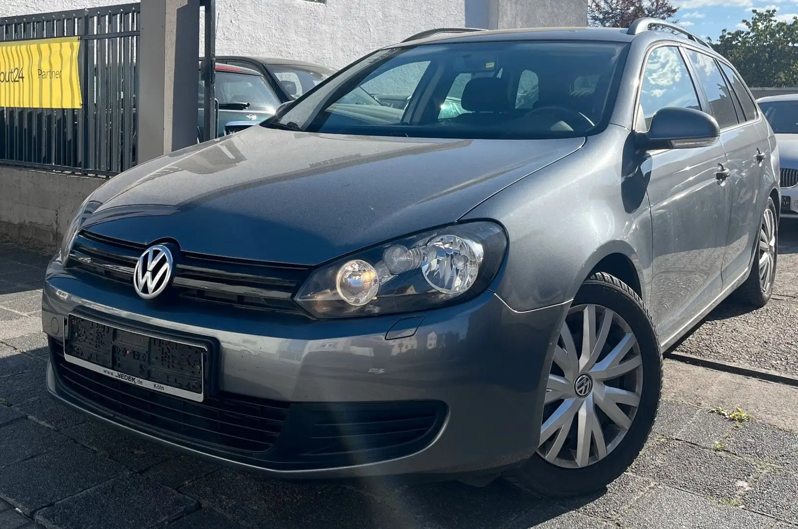 Volkswagen Golf 1.6 TDI Blue Motion NAVI Sitzheizung 2.HAND siva - 1