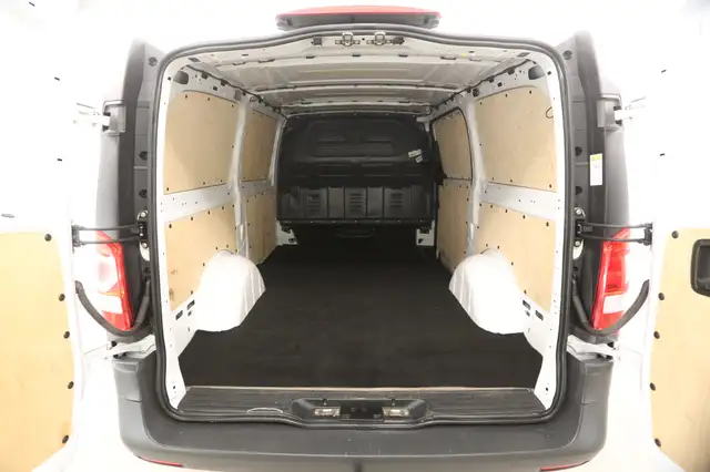 Mercedes-Benz Vito view 3