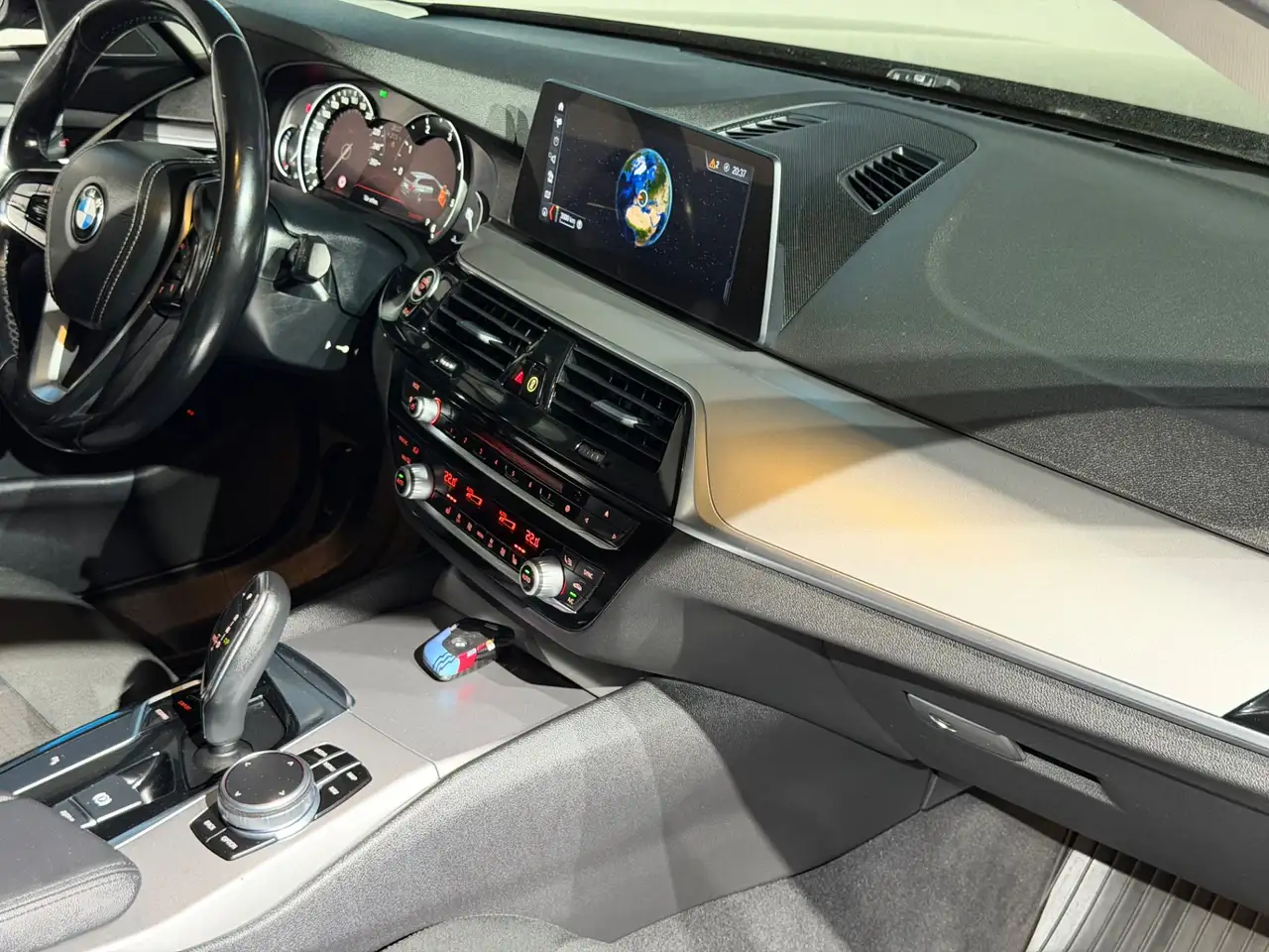BMW 520 d xDrive / Navi Professional / Sitzheizung/ LED Bild 24