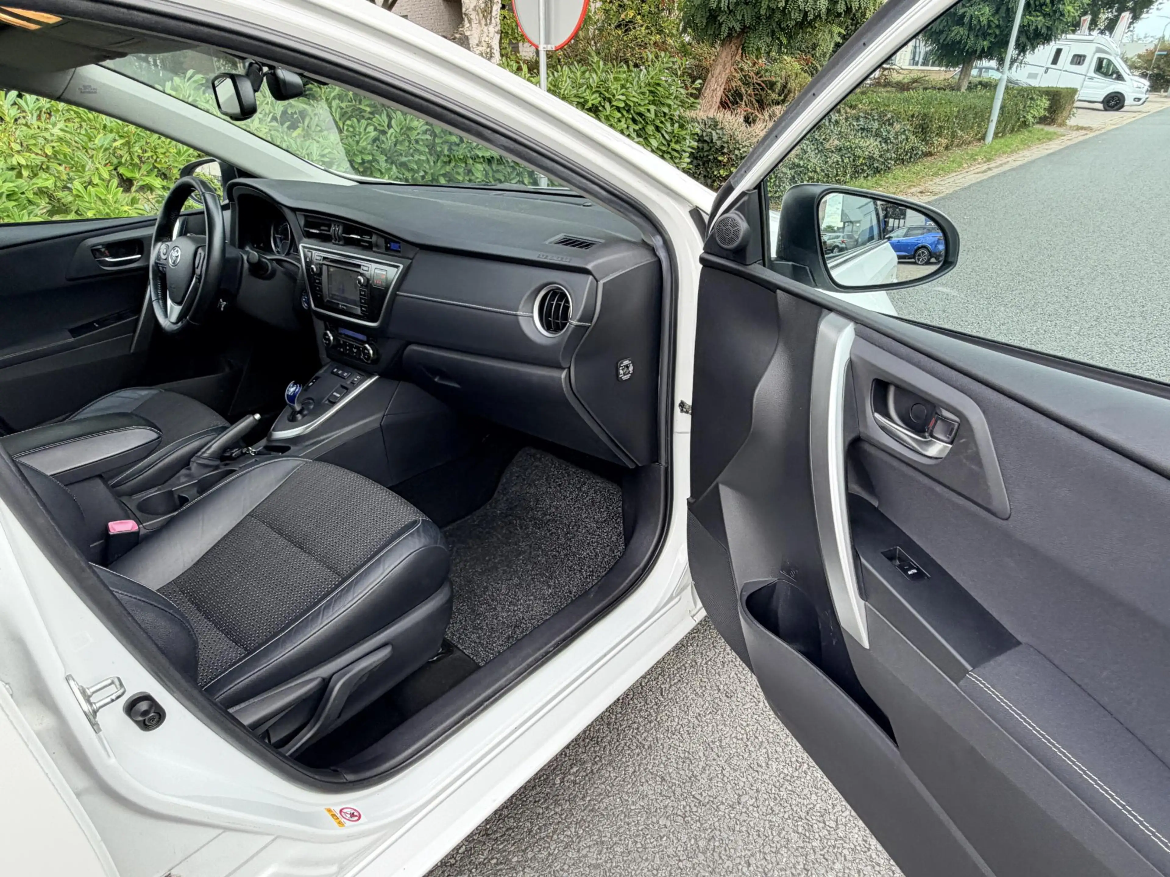 Toyota Auris 1.8 Hybrid Lease Pro•Leder•Navi — photo 27