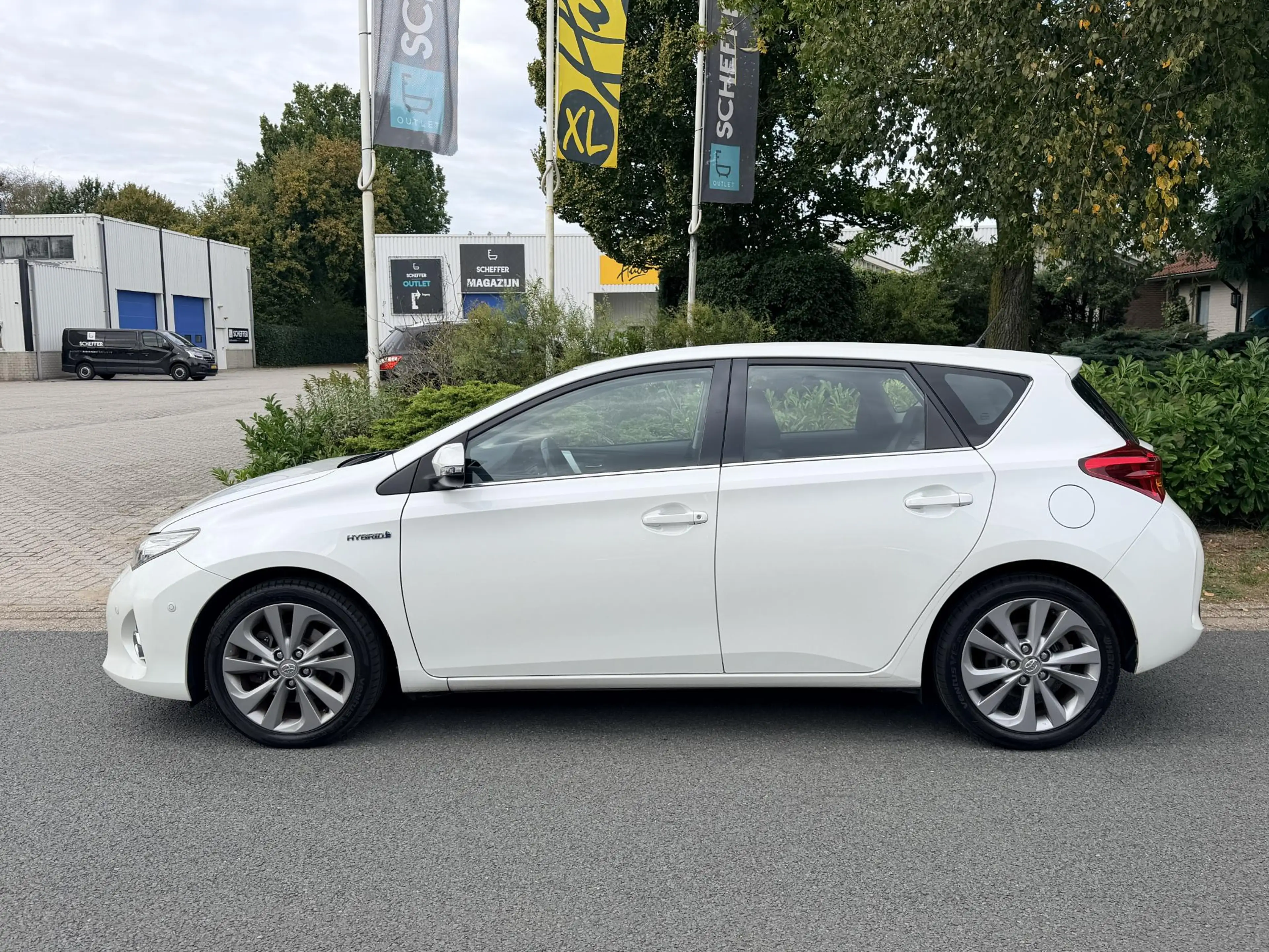 Toyota Auris 1.8 Hybrid Lease Pro•Leder•Navi — photo 2