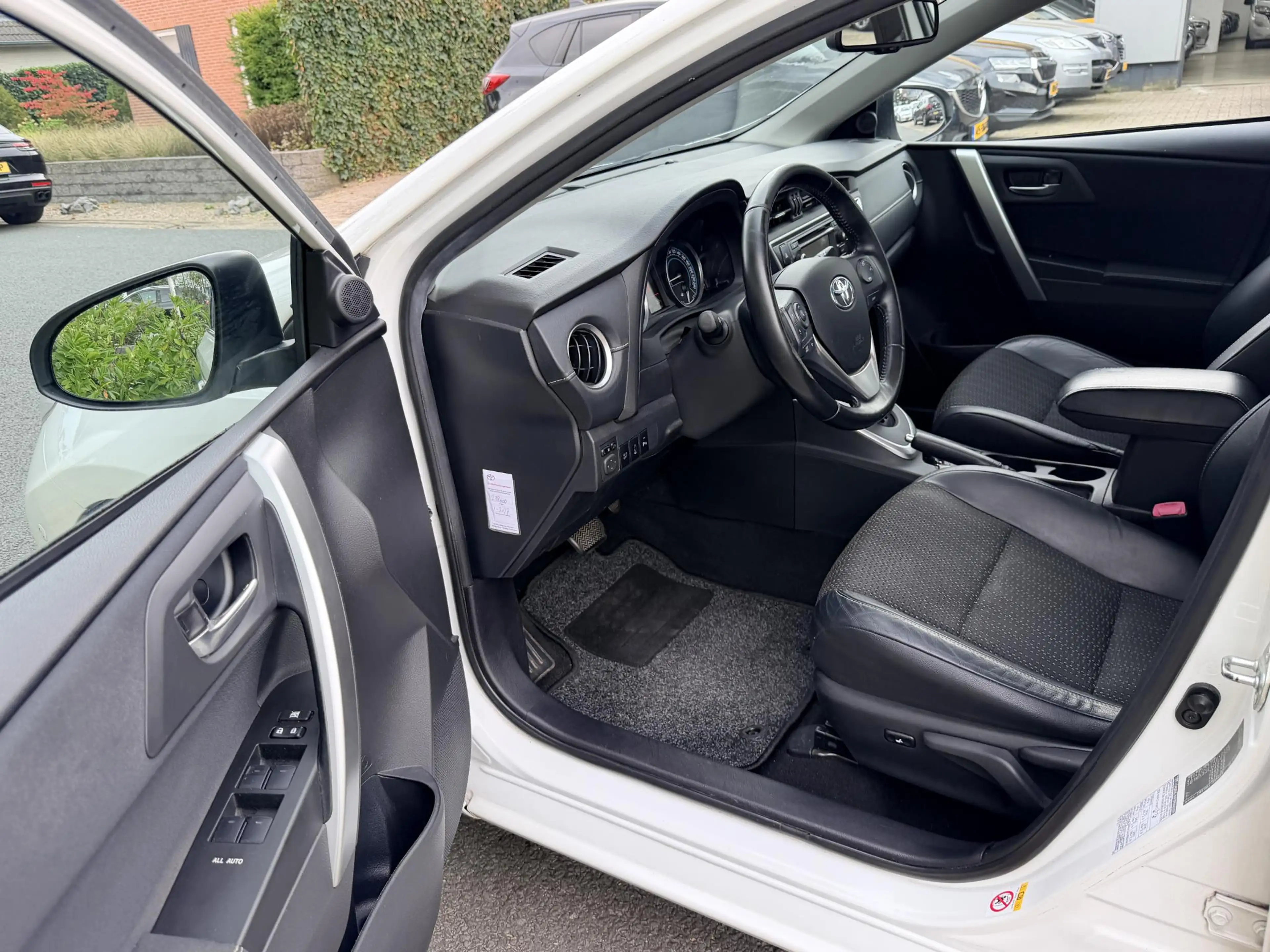 Toyota Auris 1.8 Hybrid Lease Pro•Leder•Navi — photo 10