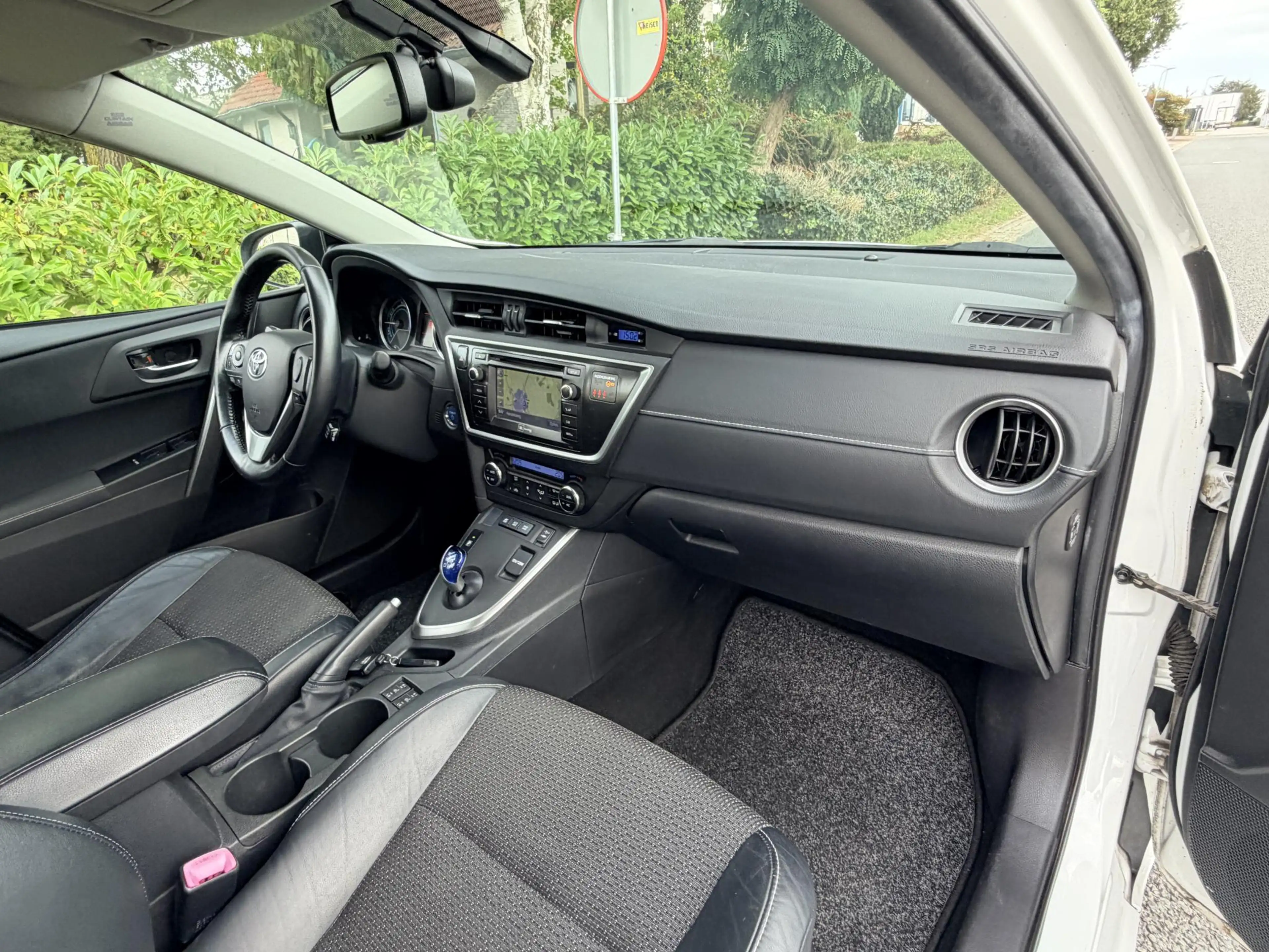 Toyota Auris 1.8 Hybrid Lease Pro•Leder•Navi — photo 29