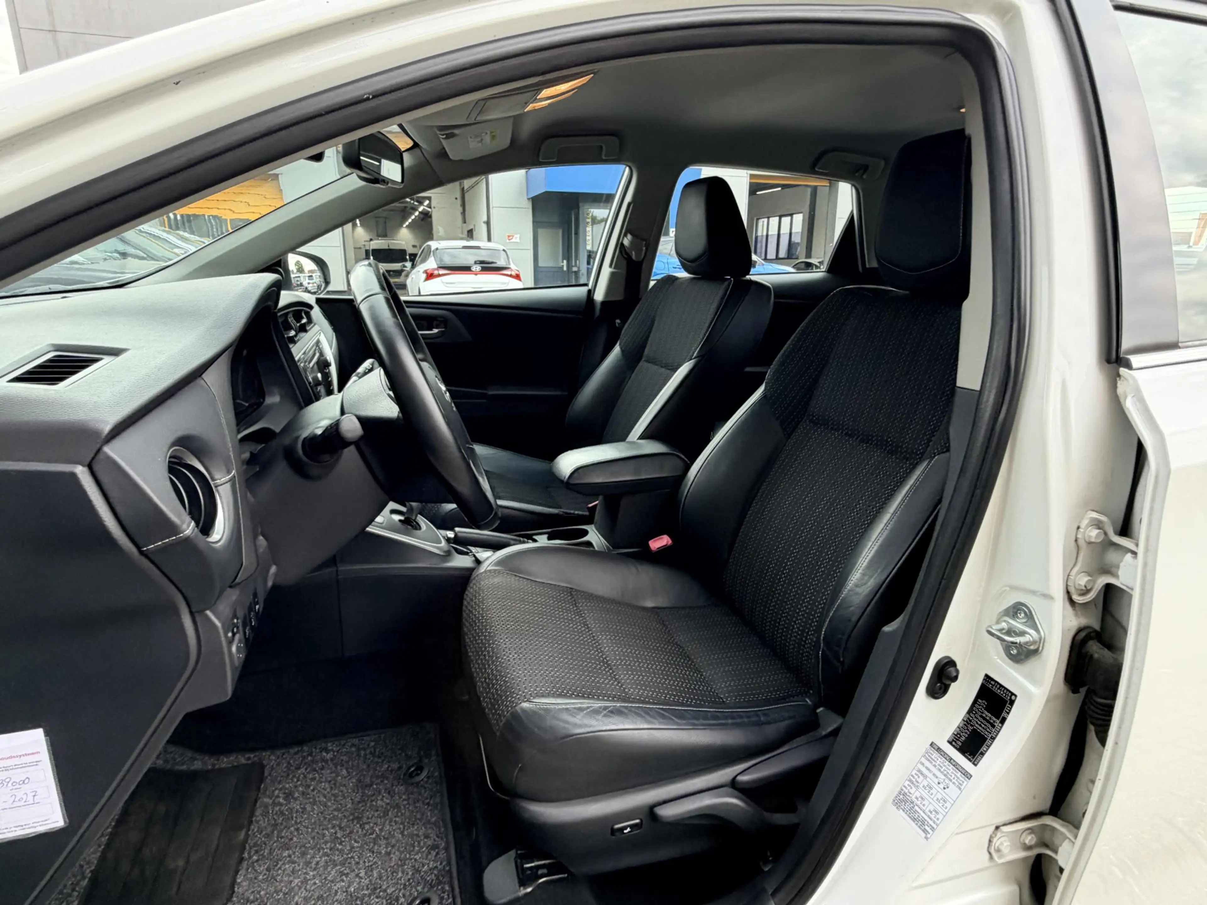 Toyota Auris 1.8 Hybrid Lease Pro•Leder•Navi — photo 11