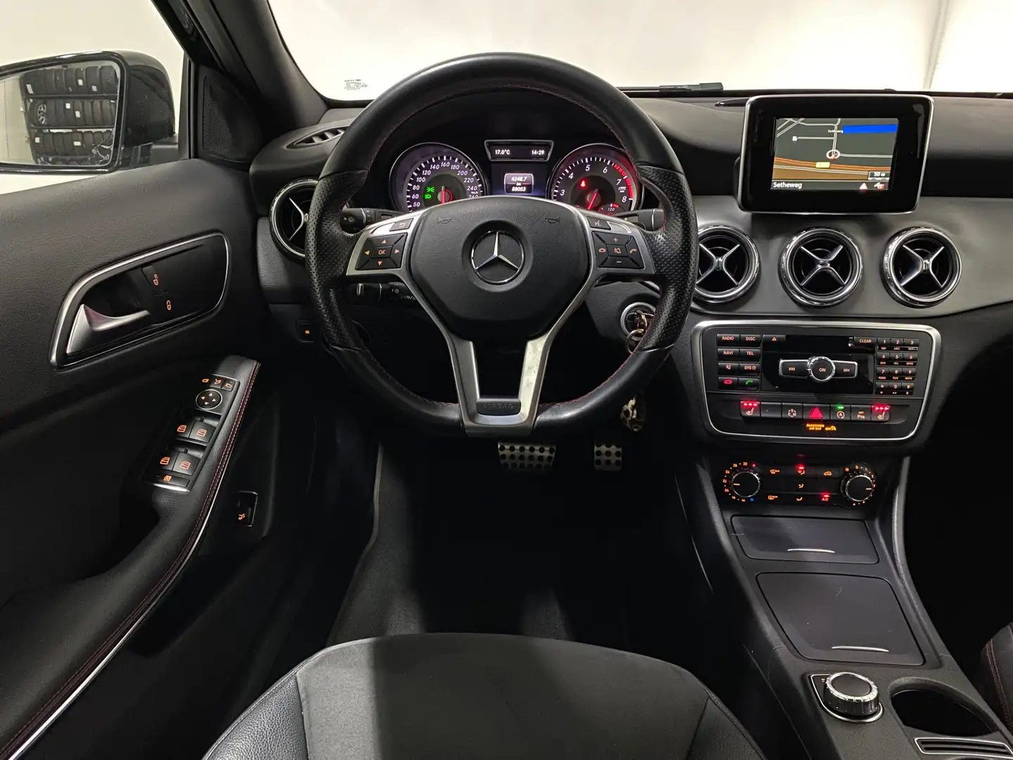 Mercedes-Benz GLA 200 AMG Navi Camera Trekhaak 19inch LM Bi-Xenon Koplam Černá - 2
