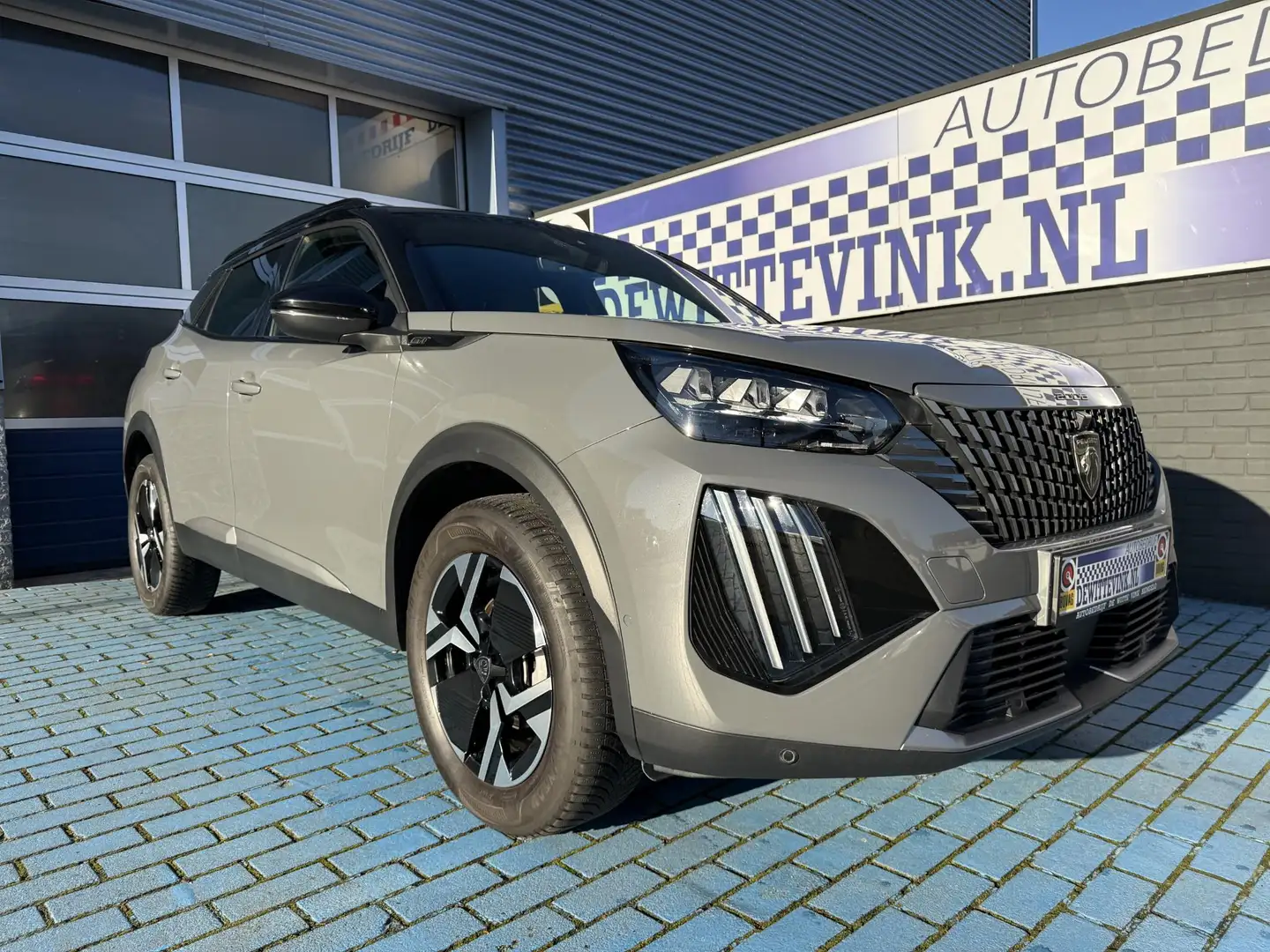 Peugeot 2008 1.2 PureTech 130 GT ADAP CRUISE P-CAM APPLE Grijs - 1