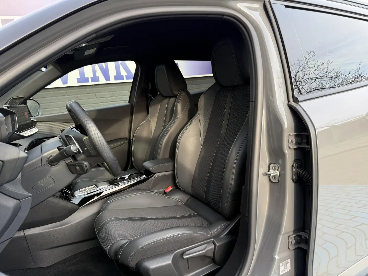 Peugeot 2008 1.2 PureTech 130 GT ADAP CRUISE P-CAM APPLE Grijs - 2