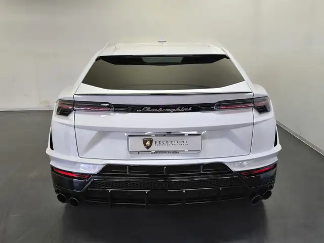 Lamborghini Urus view 2