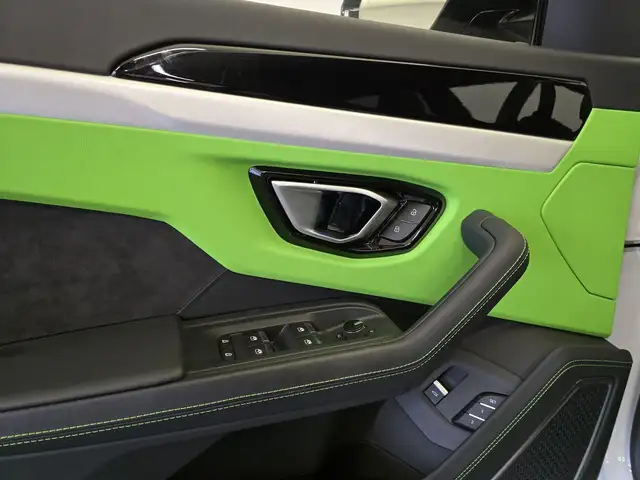 Lamborghini Urus view 13