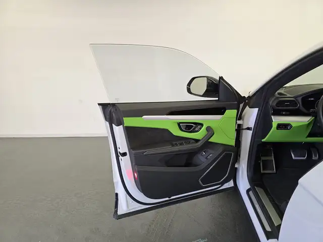 Lamborghini Urus view 12