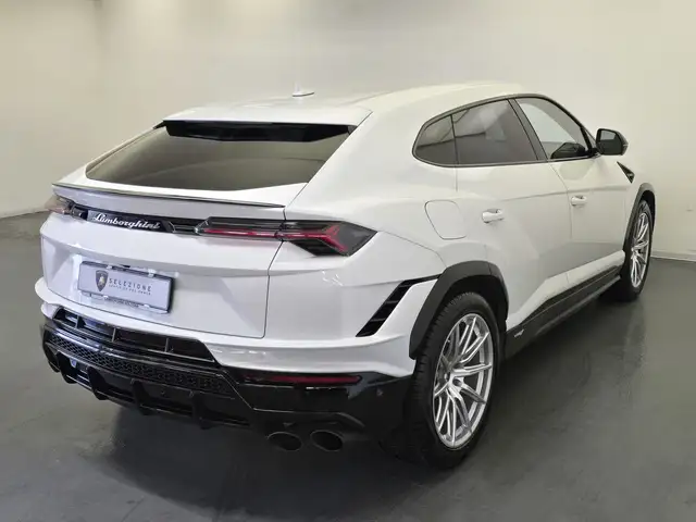 Lamborghini Urus view 3