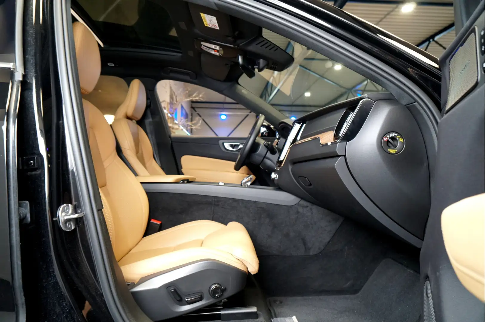 Volvo XC60 B4 155kW/211pk Aut8 MHEV Ultimate Bright PANORAMAD Zwart - 2