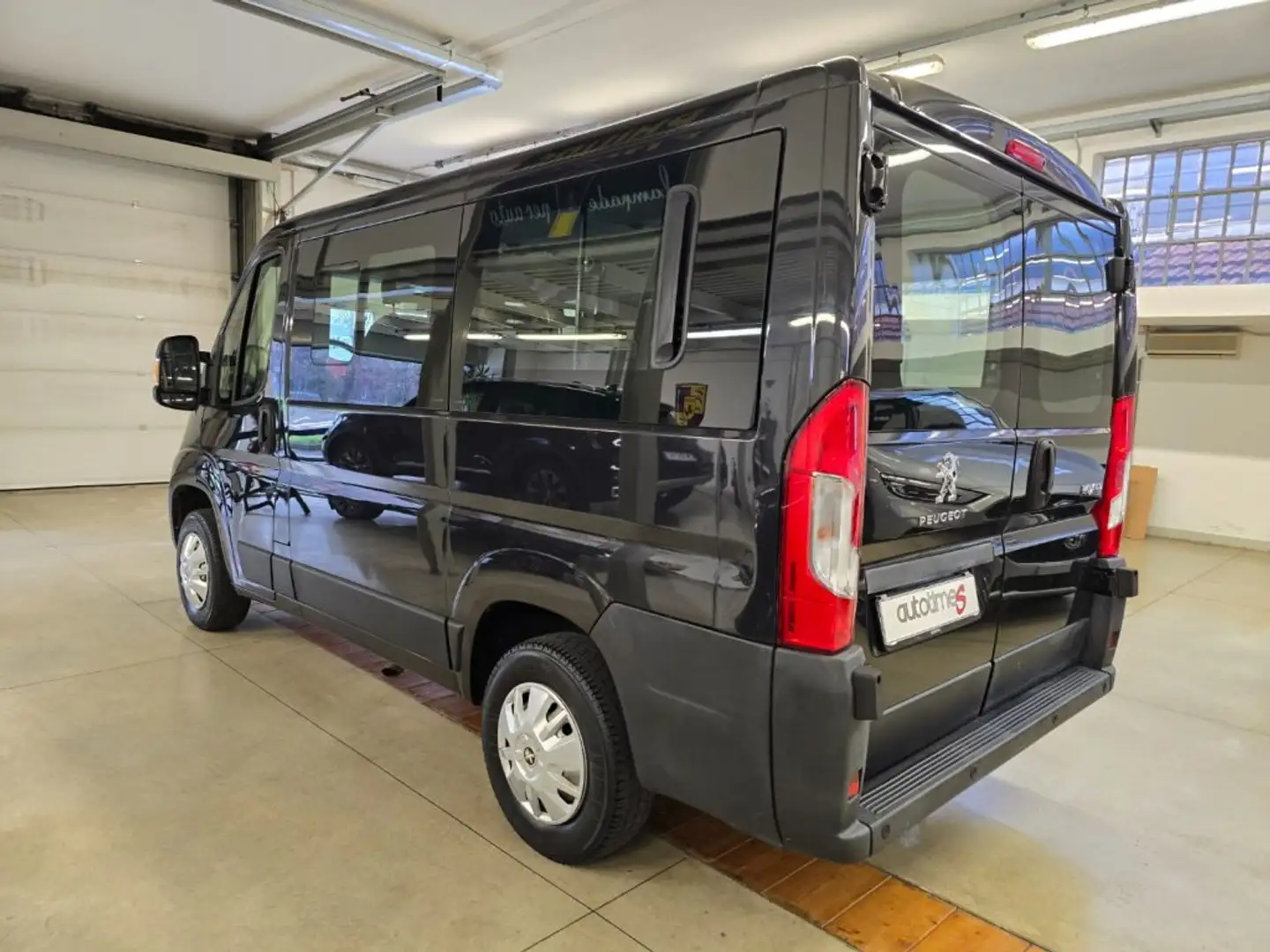 Peugeot Boxer 330 BlueHDi 120 S&S PC-TN Combi Comfort 9P Negro - 2
