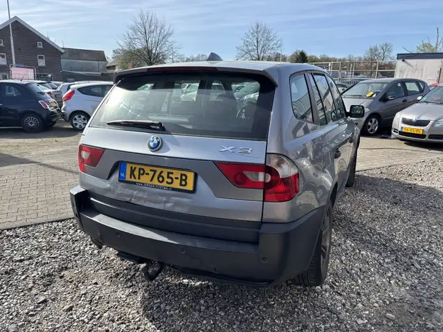 BMW X3 view 4