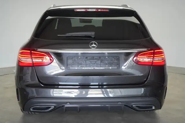 Mercedes-Benz 220 view 5