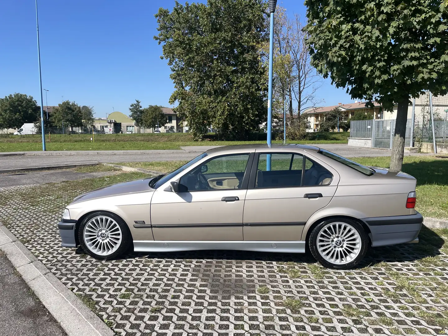 BMW 318 318i 4p - 2